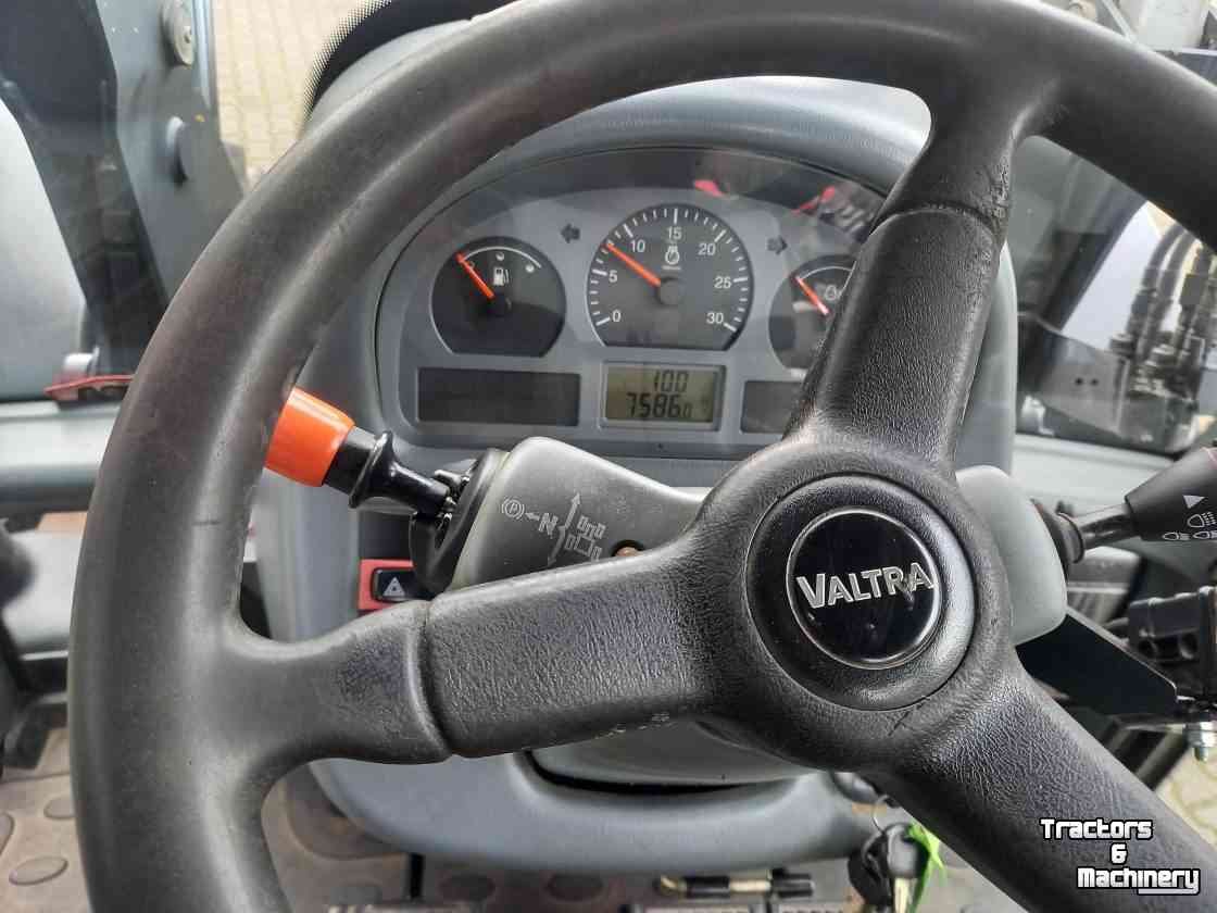 Schlepper / Traktoren Valtra N92 + frontlader