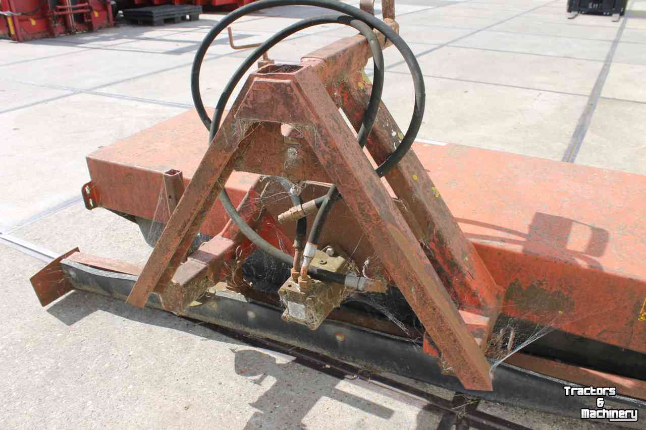 Kehrmaschine Hekamp VM205 hydraulische veegmachine rolbezem met aangebouwde rubberschuif