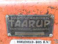 Lade- und Dosierwagen Taarup 465 opraapwagen met 8-wielig tandemstel onderstel