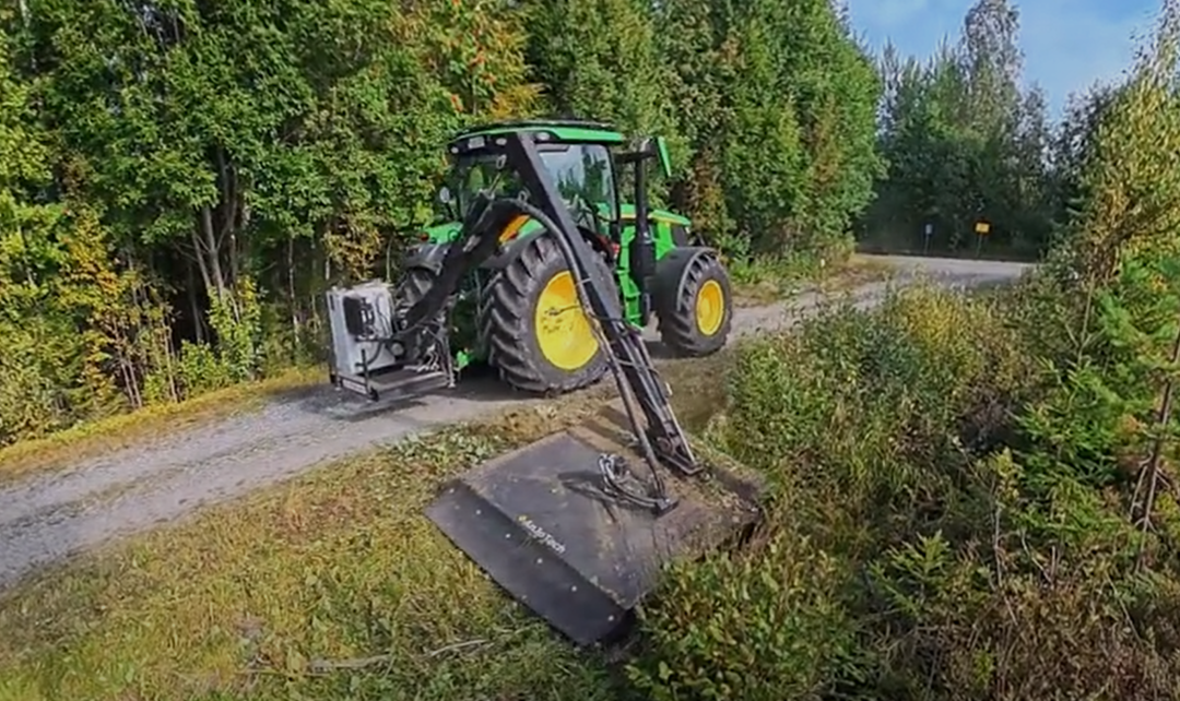 Bertil und Holger: Anjotech Ausleger-Kettenmulcher für Traktoren Bertil und Holger: Anjotech Ausleger-Kettenmulcher für Traktoren