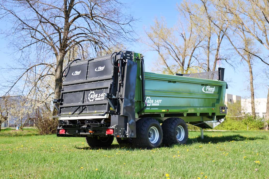 Fliegl präsentiert Ketten-Dungstreuer KDS 140 Tandem