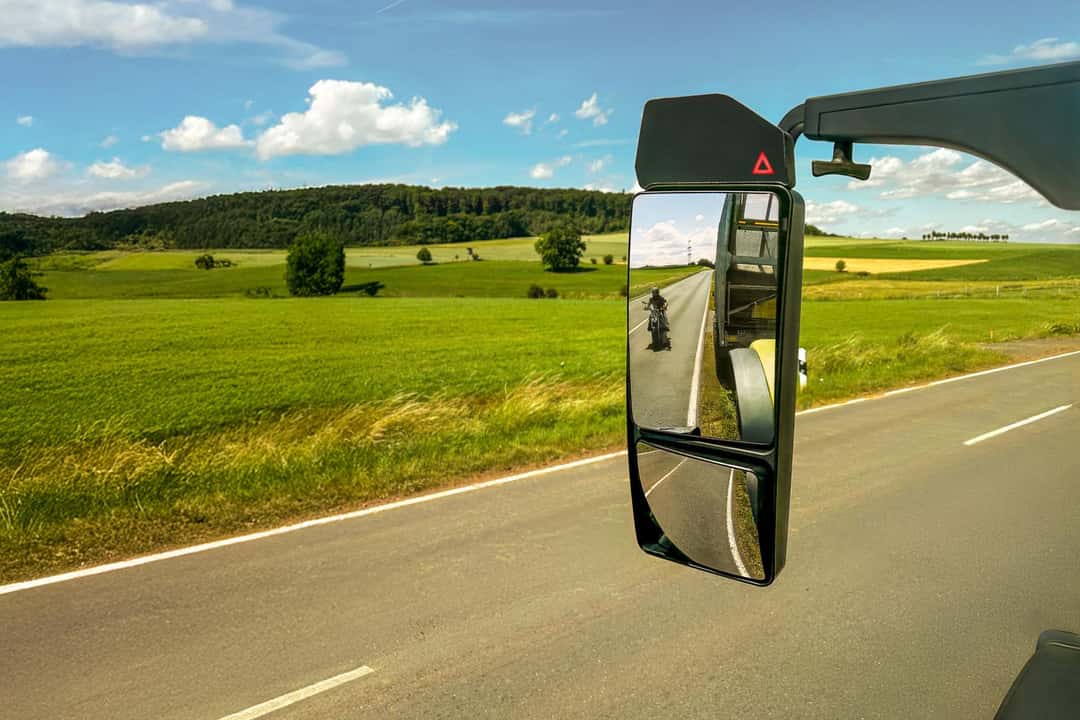 Forvia Hella präsentiert Abbiegeassistenten für Landmaschinen Forvia Hella präsentiert Abbiegeassistenten für Landmaschinen