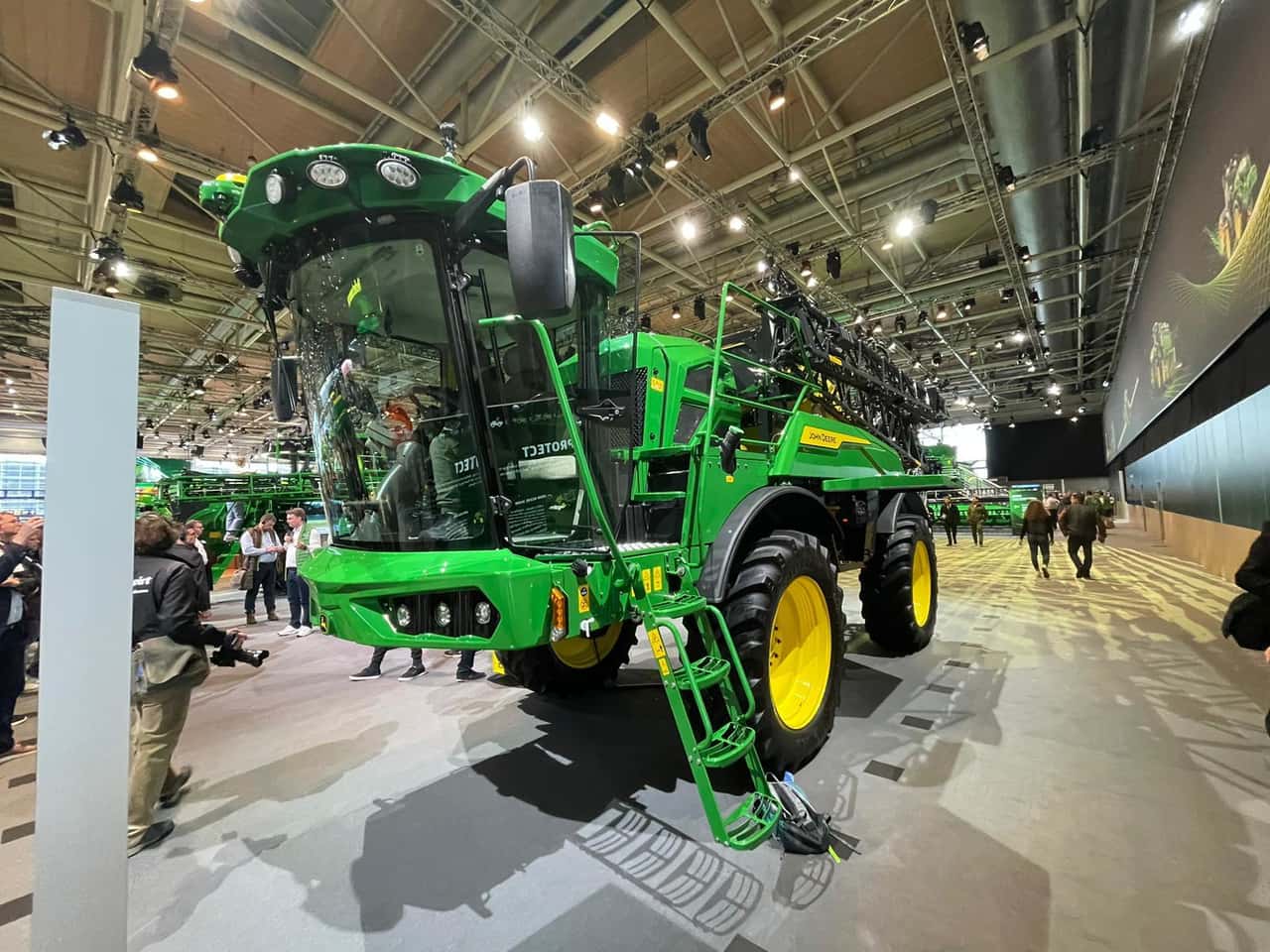 John Deere präsentiert neue selbstfahrende Spritze 300M