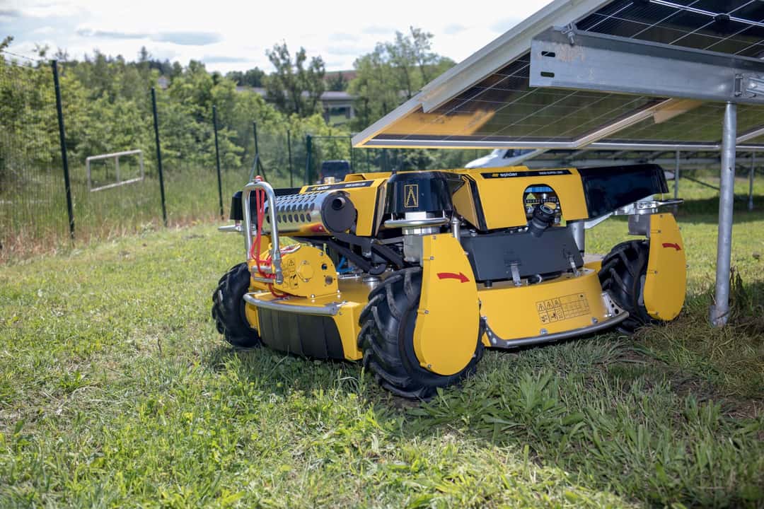 Rumsauer Spider: Mäht auch unter niedrigen PV-Anlagen