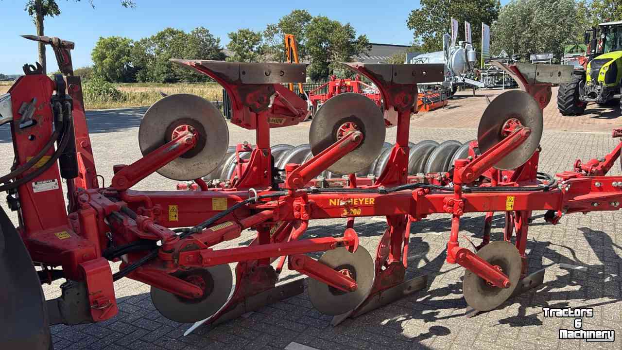 Pflüge Niemeyer Delta 3-200 MAIII  3 schaar wentelploeg met vorenpakker