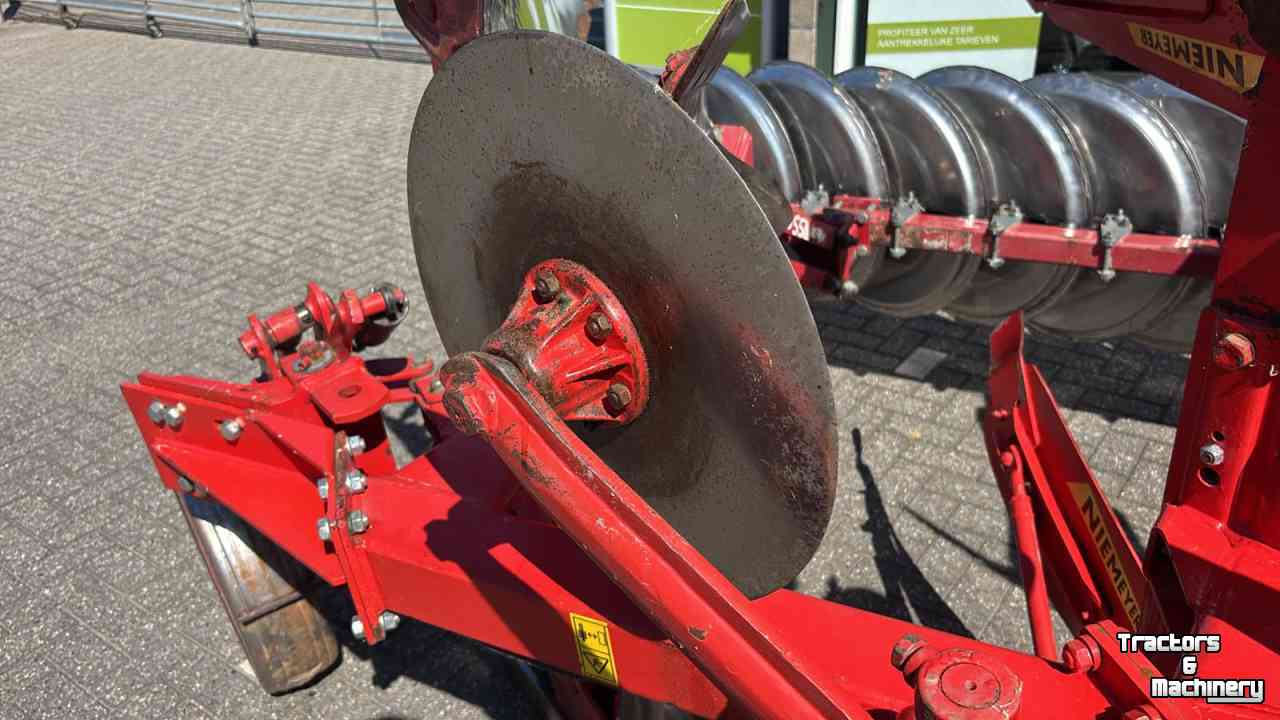Pflüge Niemeyer Delta 3-200 MAIII  3 schaar wentelploeg met vorenpakker