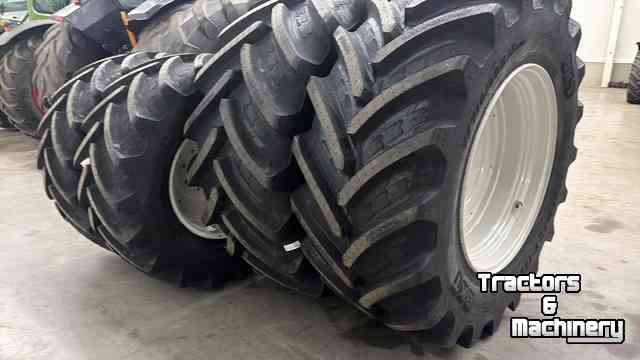 Räder, Reifen, Felgen & Distanzringe BKT 710/60 R38 + 600/60 R28 op velg