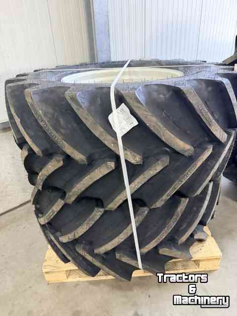 Räder, Reifen, Felgen & Distanzringe BKT 710/60 R38 + 600/60 R28 op velg