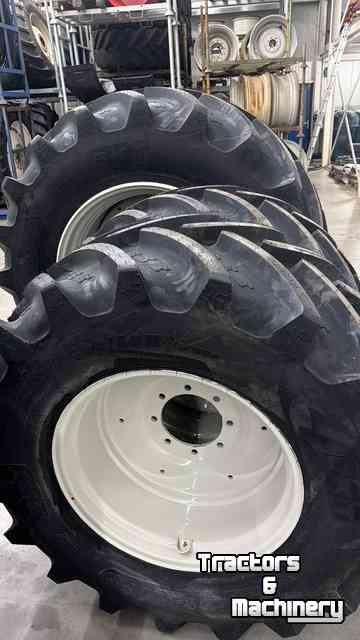 Räder, Reifen, Felgen & Distanzringe BKT 710/60 R38 + 600/60 R28 op velg