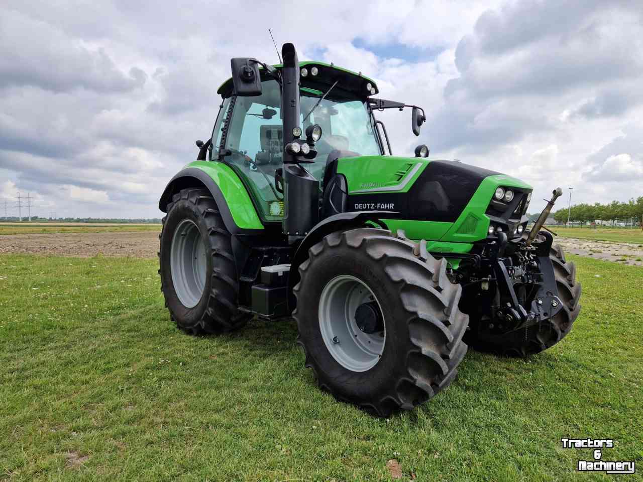 Schlepper / Traktoren Deutz-Fahr Agrotron 6140 ttv