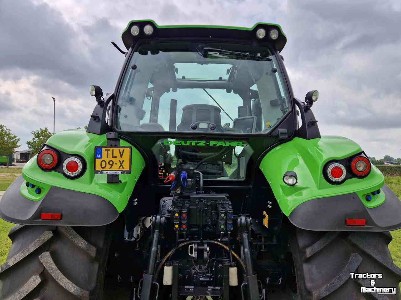 Schlepper / Traktoren Deutz-Fahr Agrotron 6140 ttv