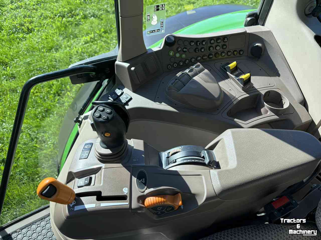 Schlepper / Traktor John Deere 6120M