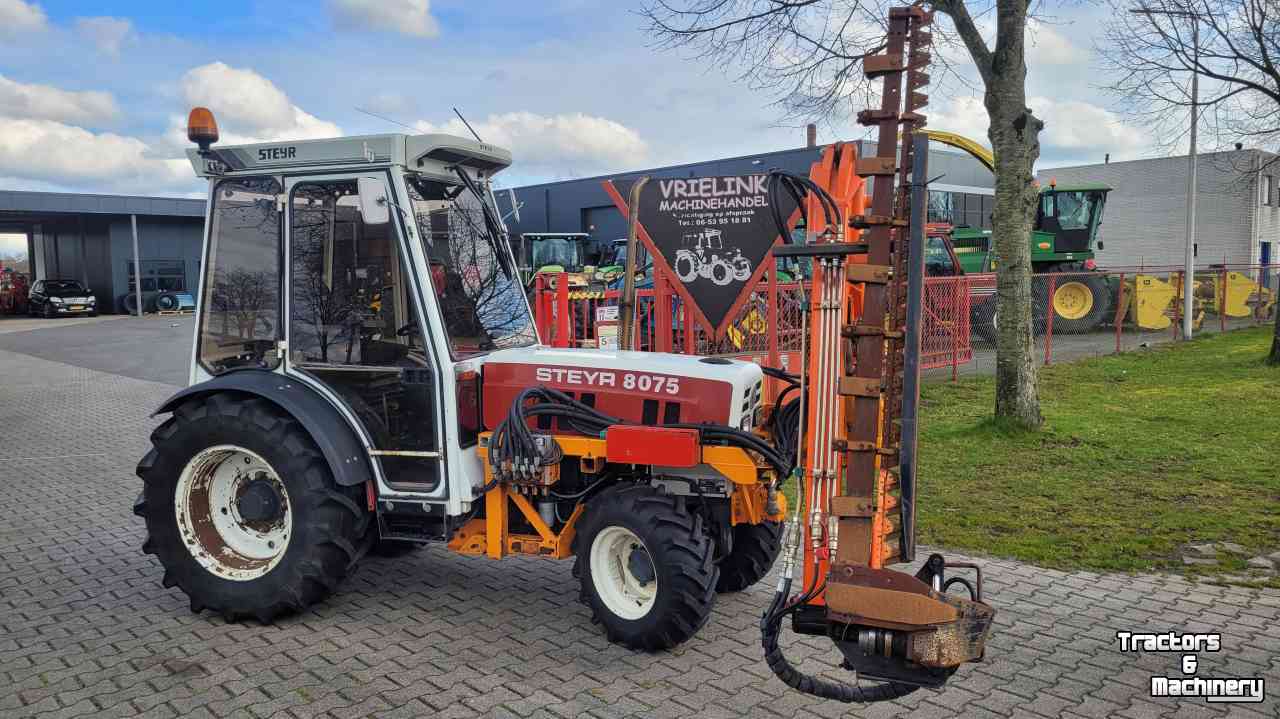Schlepper / Traktoren Steyr 8075 AS 4WD smalspoor met maaiarm/maaibalk