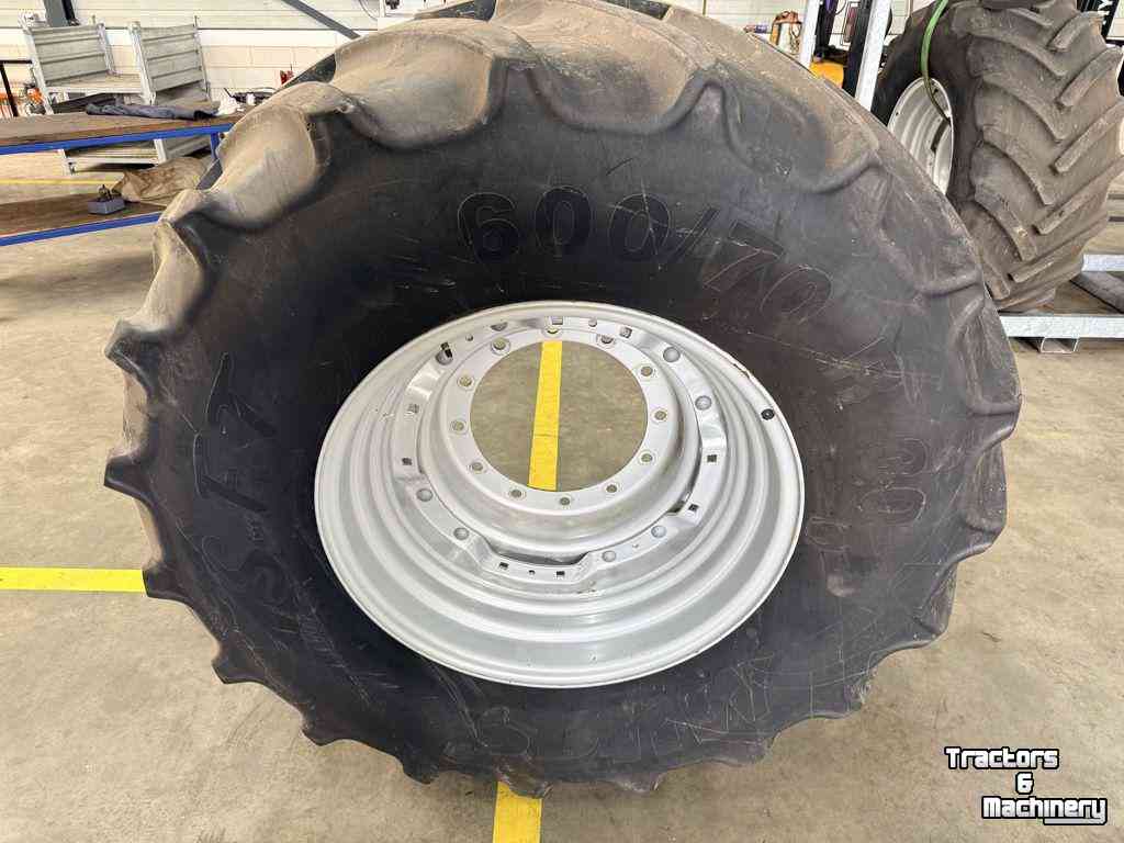 Räder, Reifen, Felgen & Distanzringe Trelleborg 710/70R42 + Mitas 600/70
