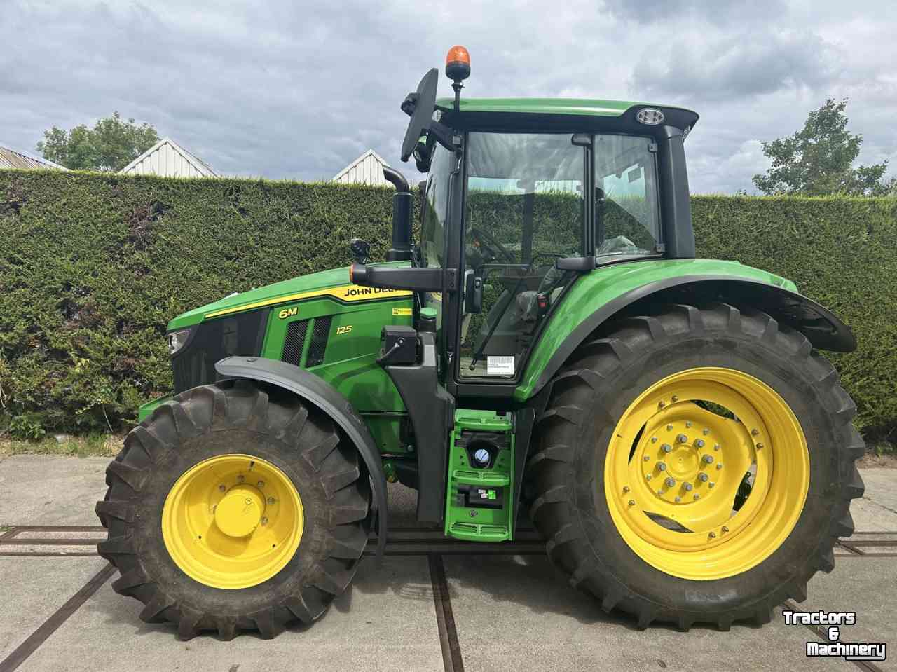 Schlepper / Traktor John Deere 6M 125