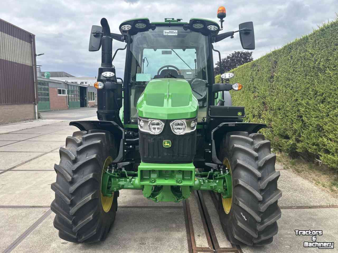 Schlepper / Traktor John Deere 6M 125