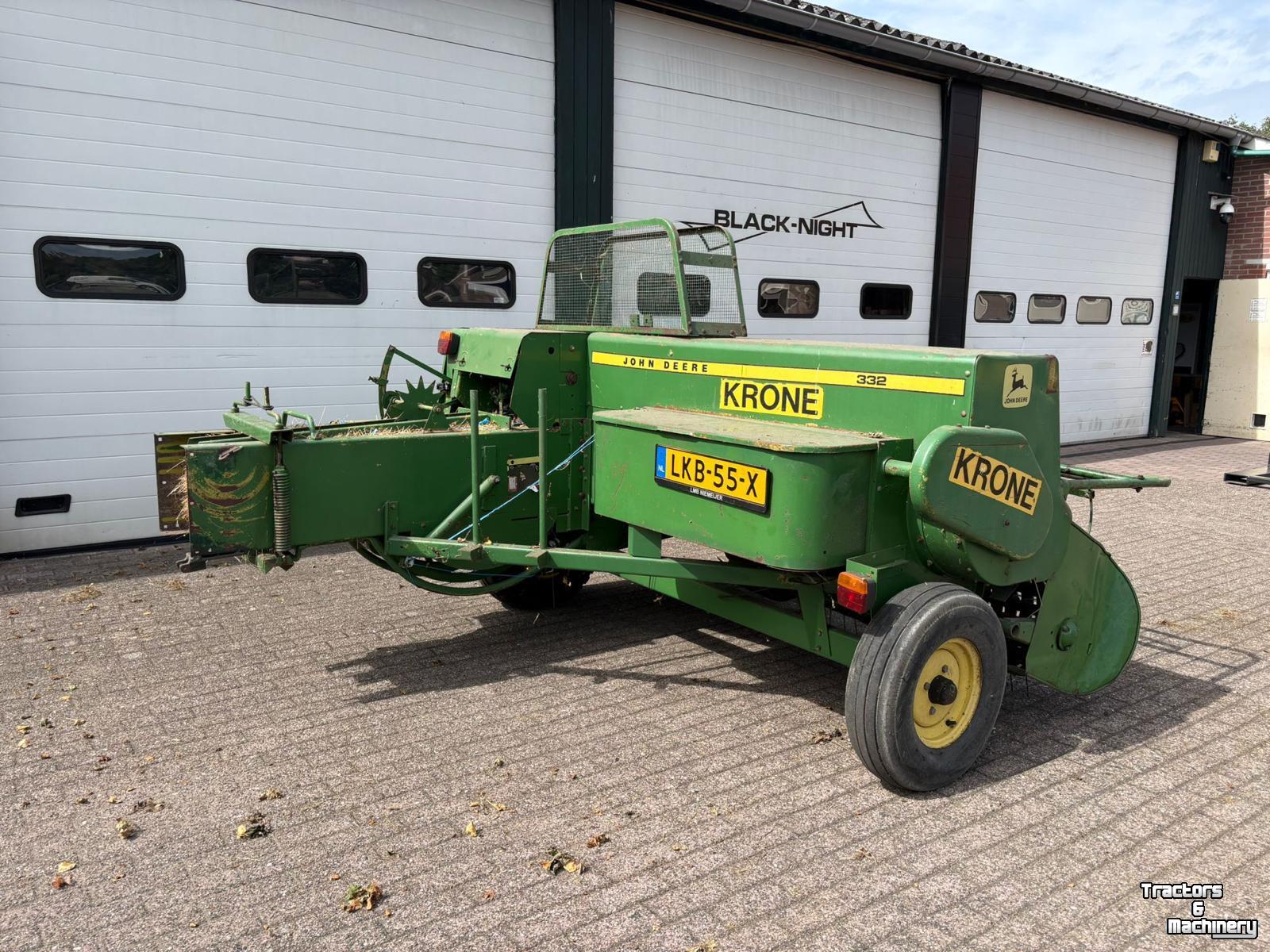 Pressen John Deere 332 balenpers