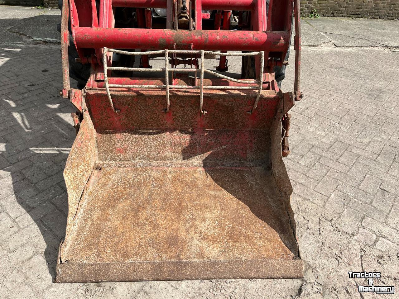 Schlepper / Traktor Massey Ferguson 590-4 met voorlader