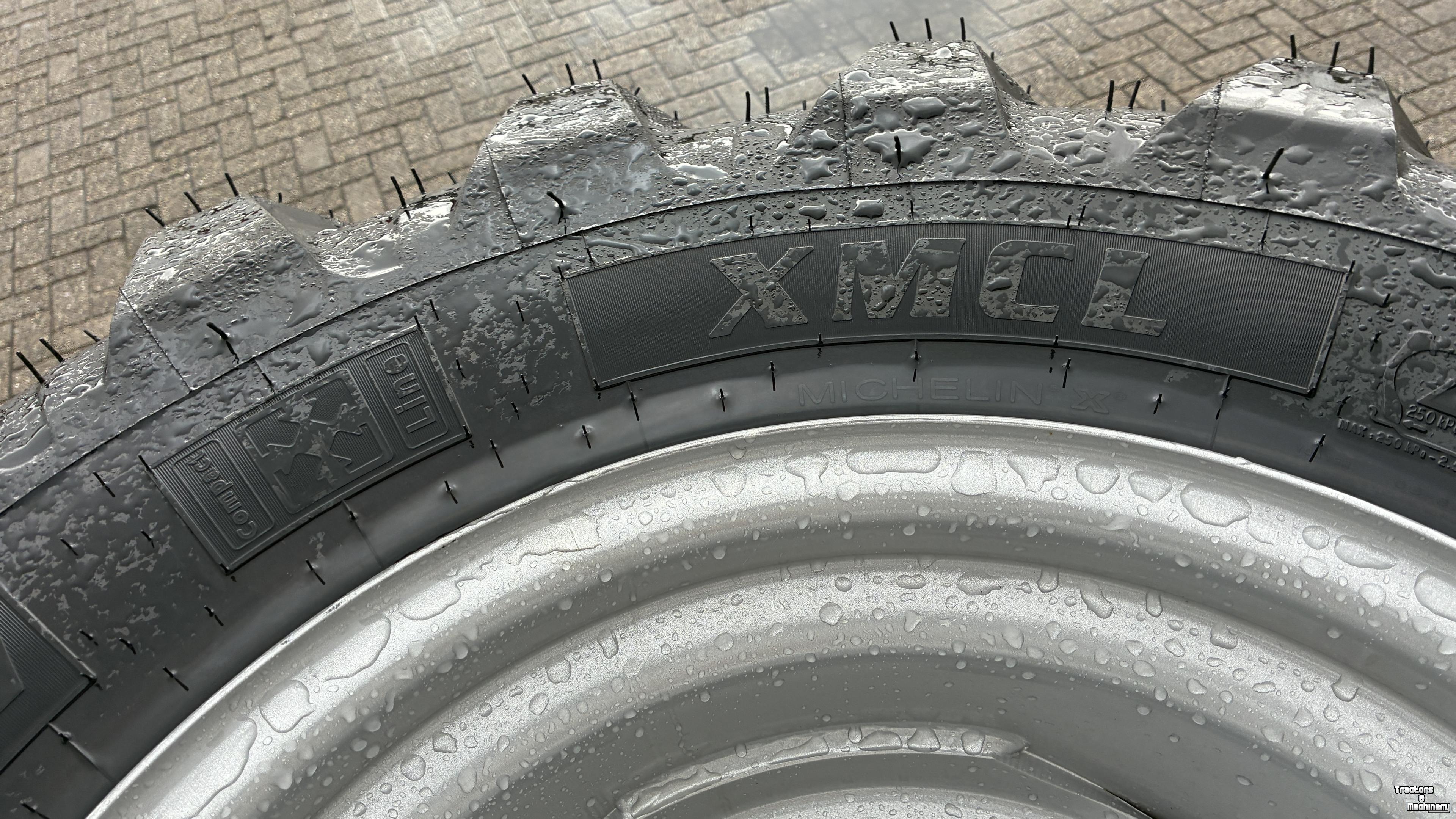 Räder, Reifen, Felgen & Distanzringe  Michelin 400/70R20 XMCL op 8 gats velg NIEUW