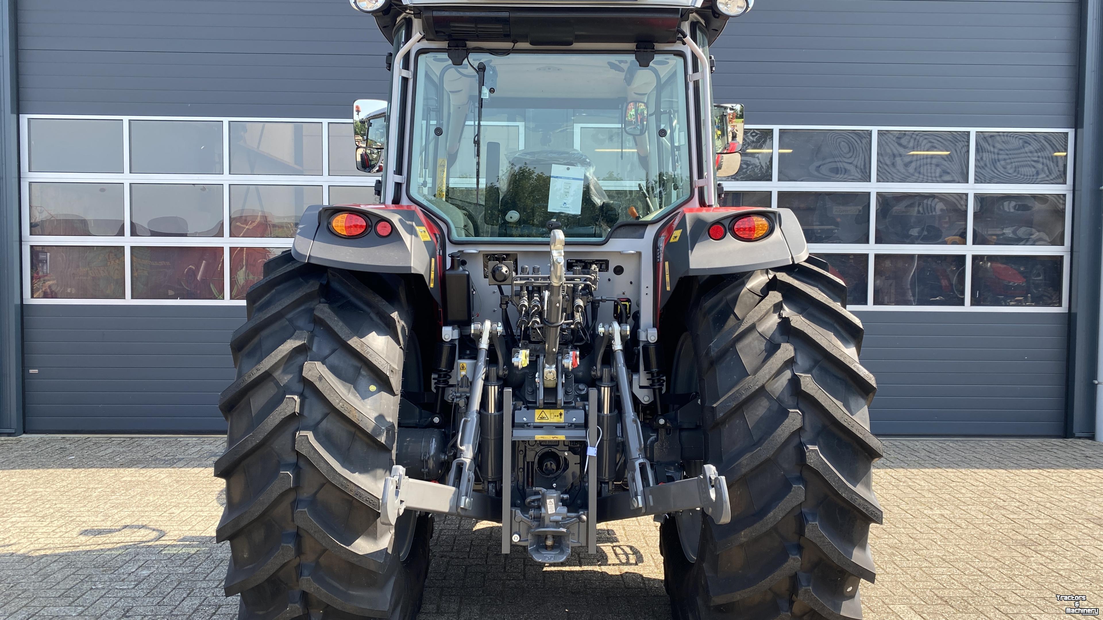 Schlepper / Traktor Massey Ferguson 5M.145 Dyna4