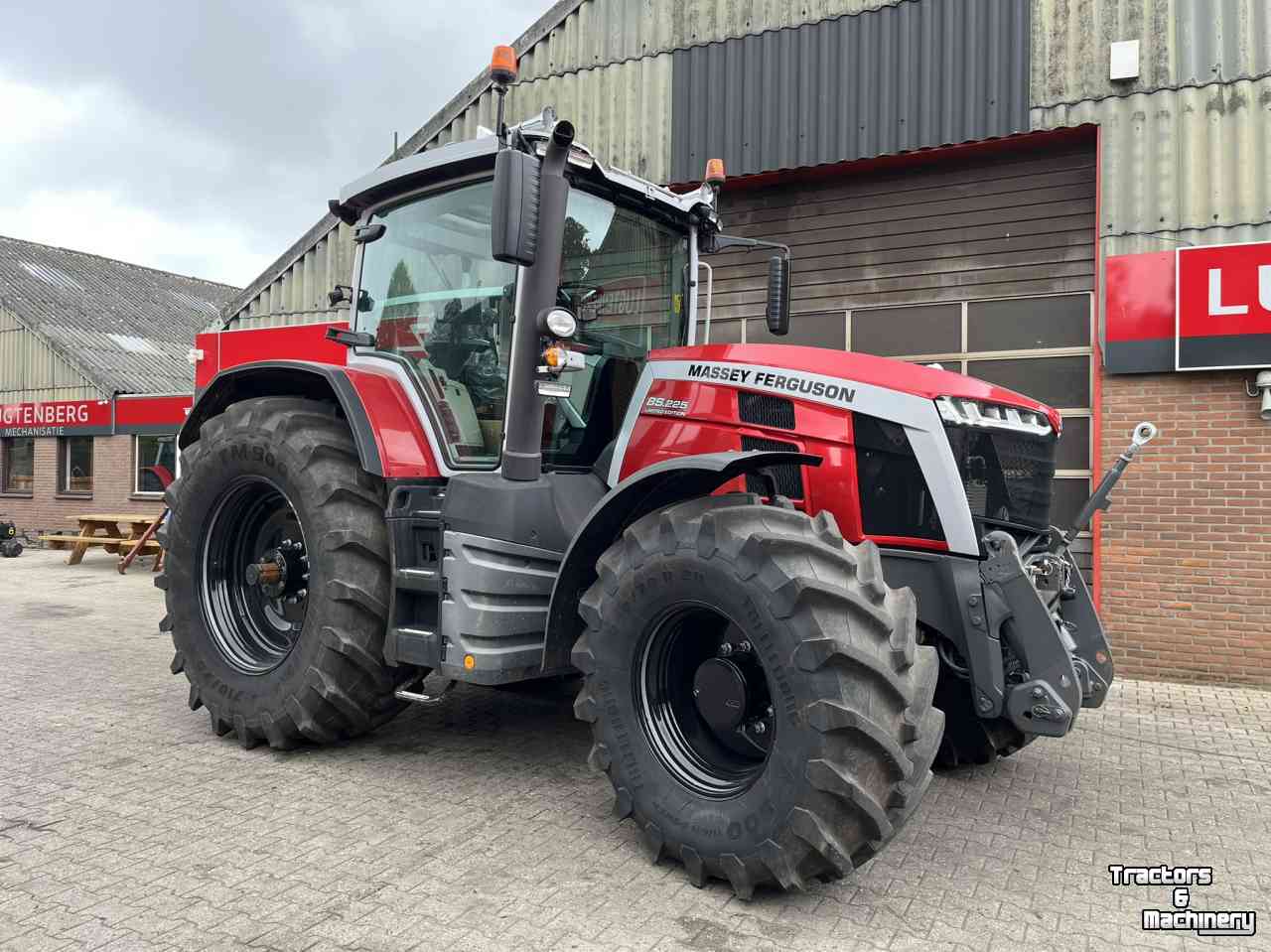 Schlepper / Traktor Massey Ferguson 8S.225 Dyna-VT Exclusive Tractoren