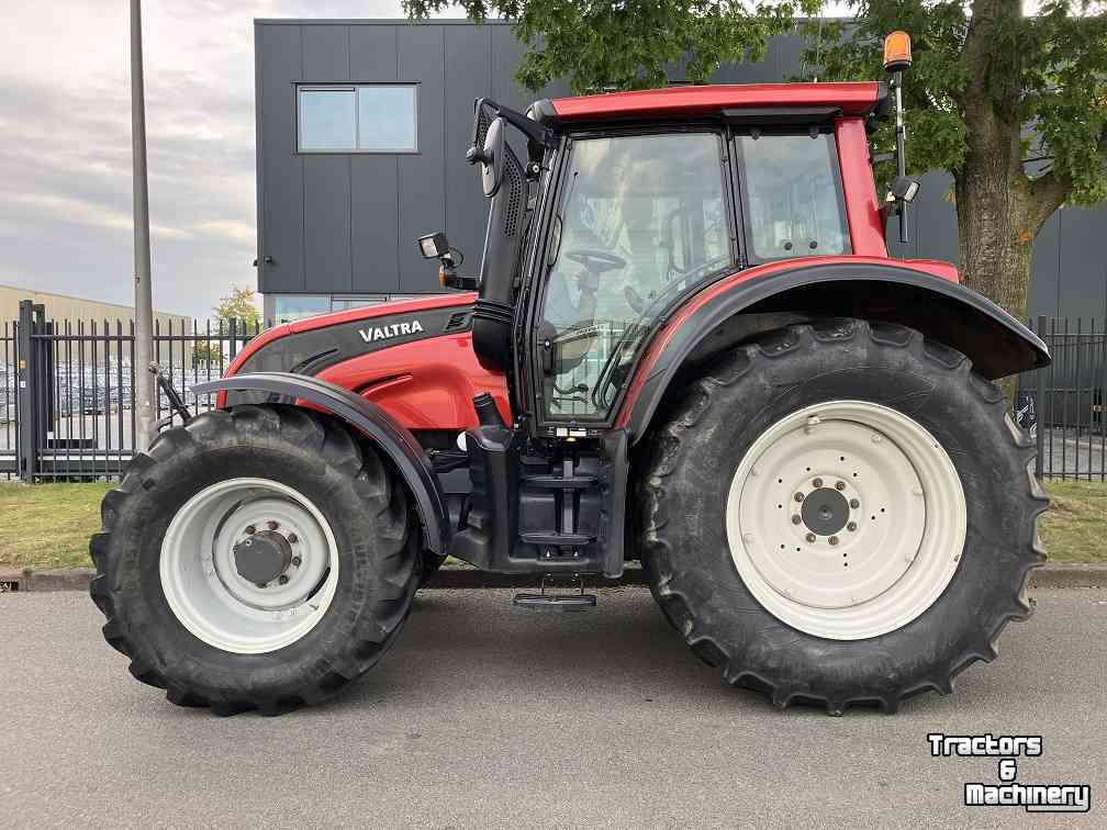 Schlepper / Traktor Valtra N142