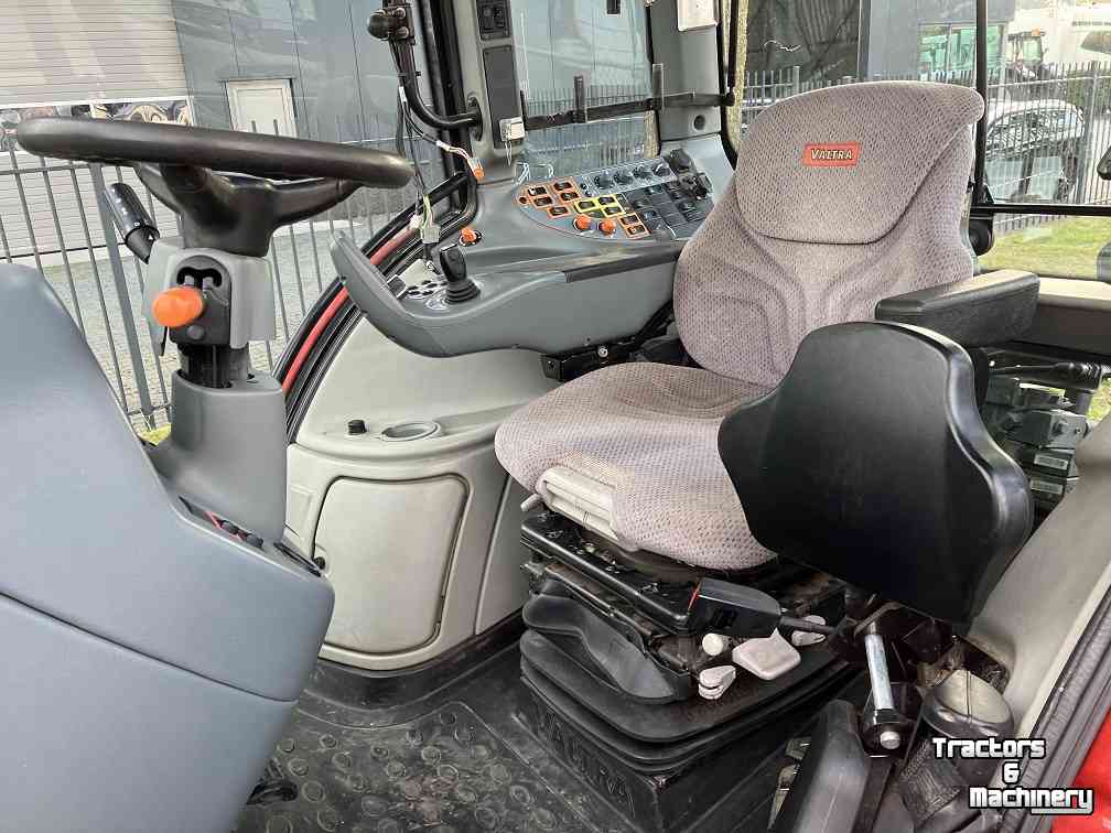 Schlepper / Traktor Valtra N142
