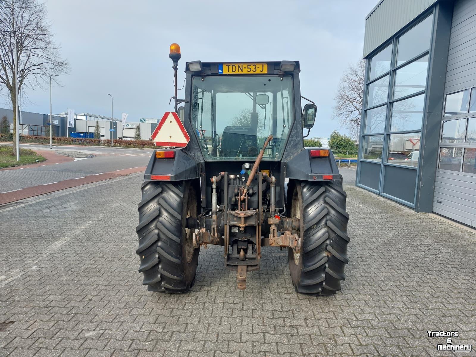 Schlepper / Traktor Valtra 455