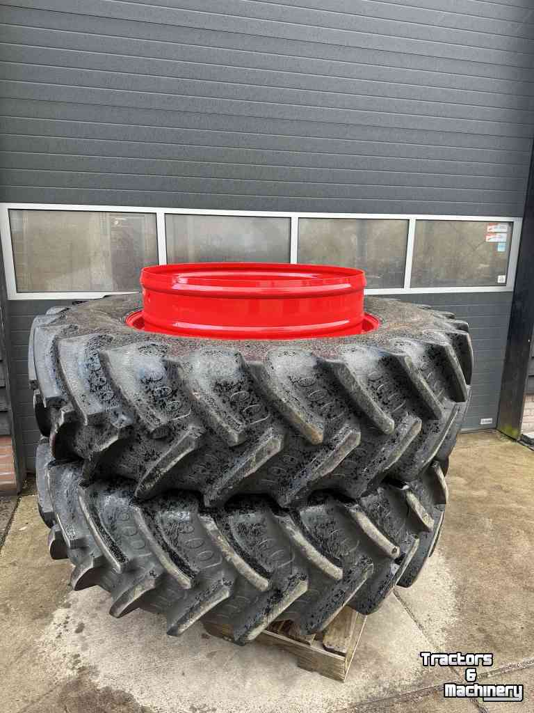 Räder, Reifen, Felgen & Distanzringe  Dubbellucht 520/85R46  naast  710/70R42