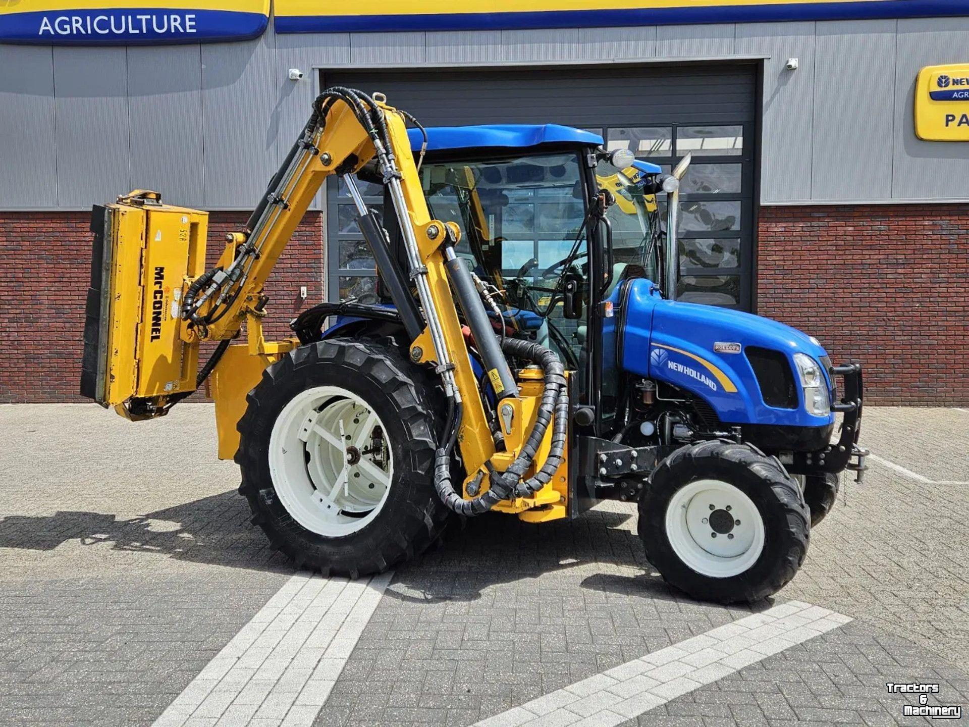 Obsttraktor New Holland Boomer 3050 met Bos Maaiarm