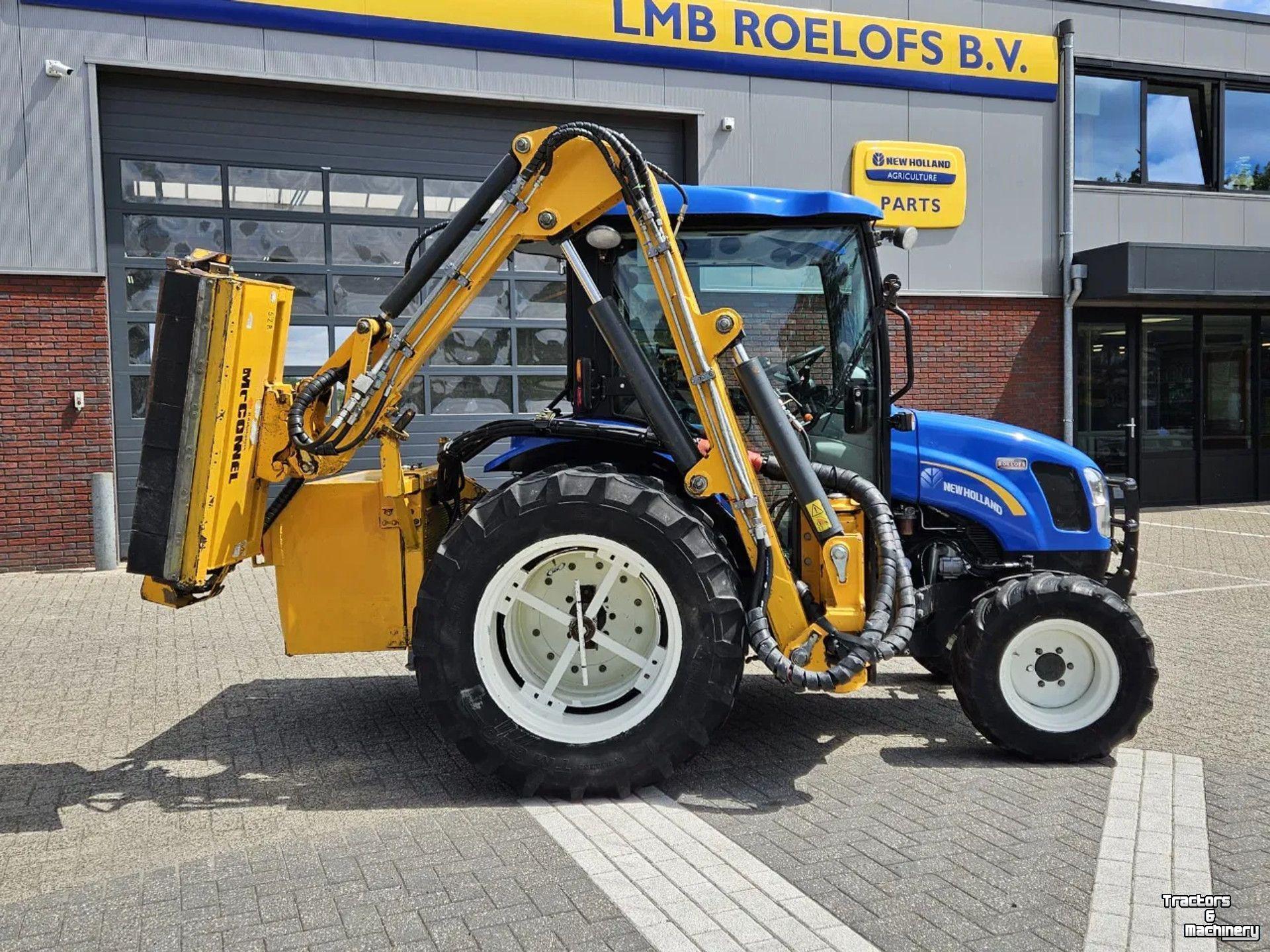 Obsttraktor New Holland Boomer 3050 met Bos Maaiarm