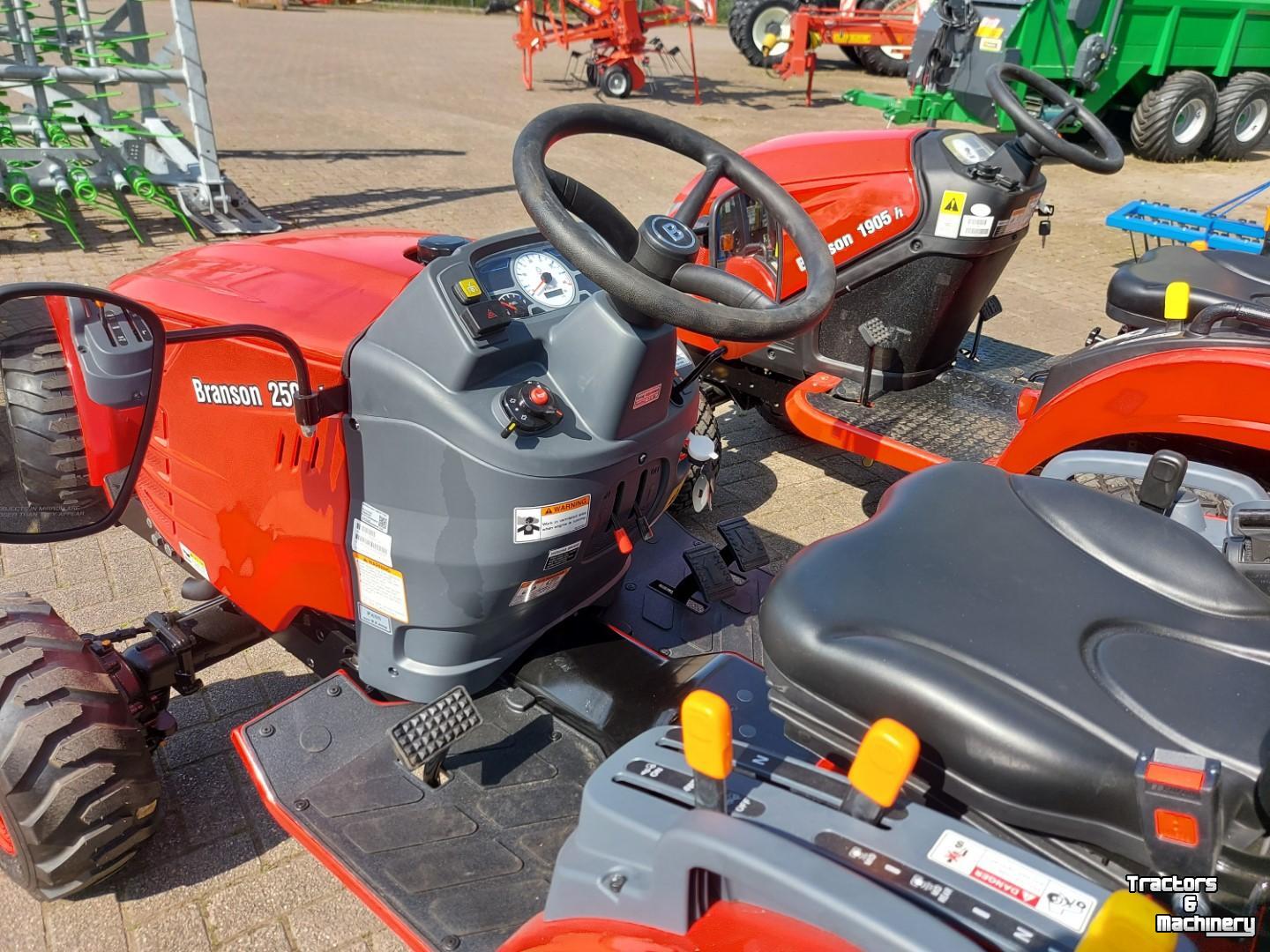 Obsttraktor Branson 2505H