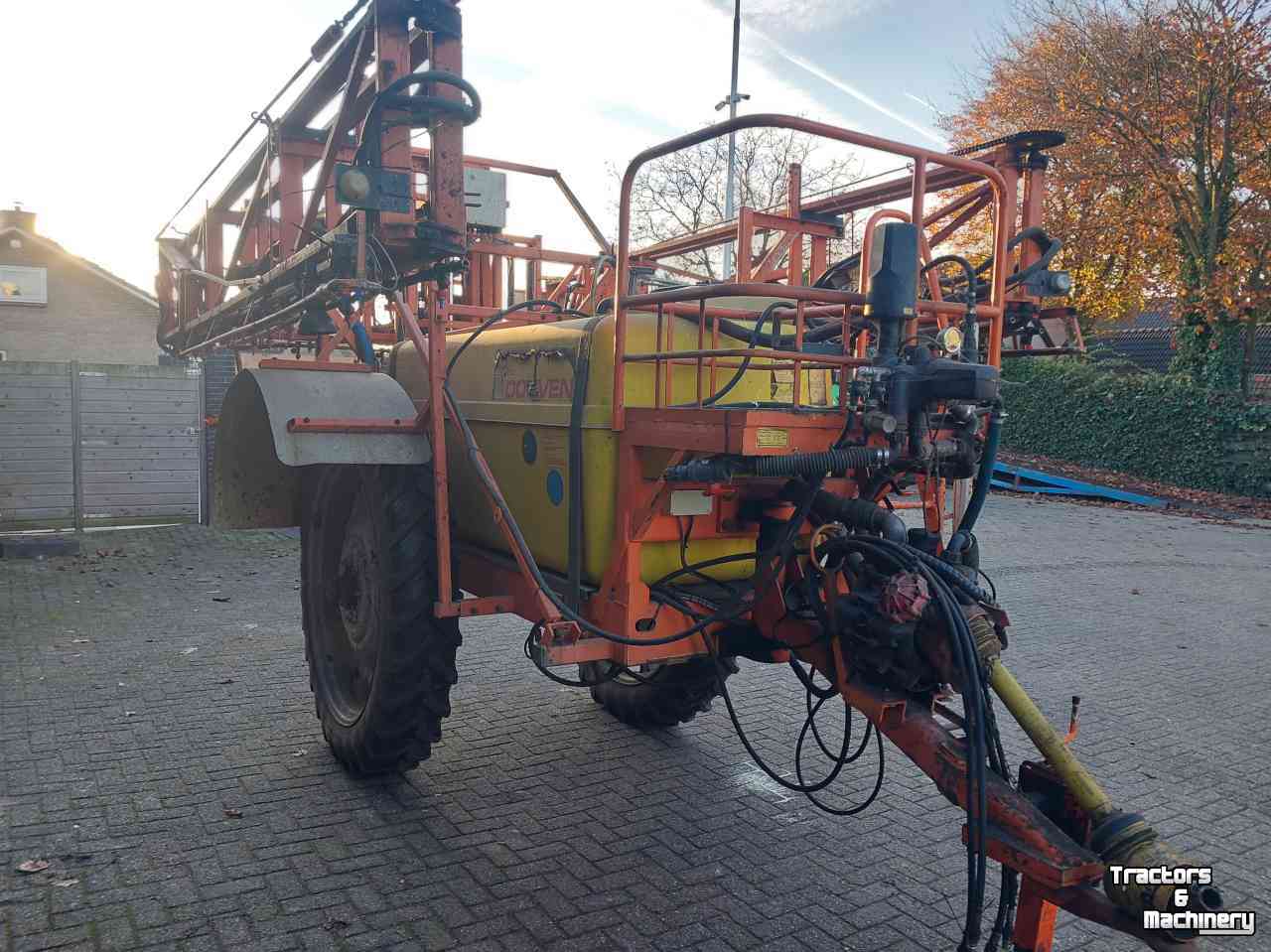Anhängefeldspritze Douven Getrokken veldspuit 2000 liter 27 meter breed