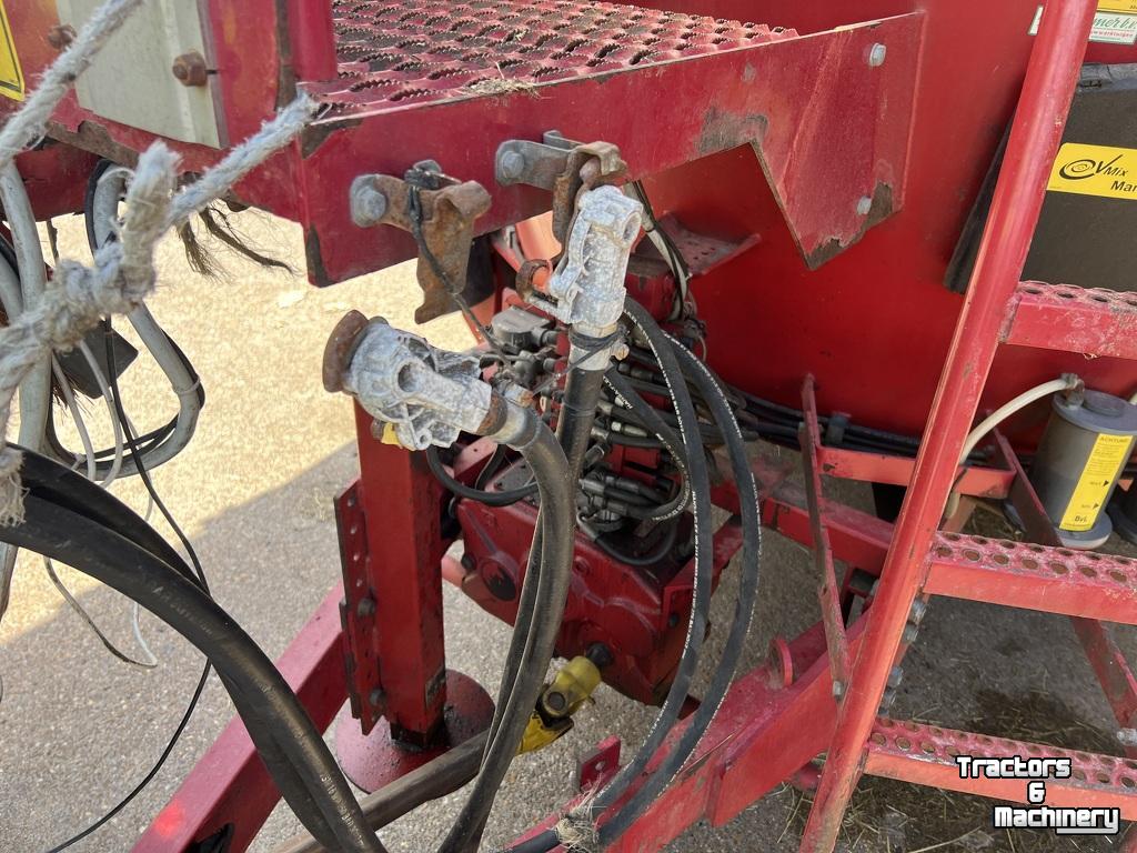 Selbstfahrende Futtermischwagen BVL 2 vijzel voermengwagen