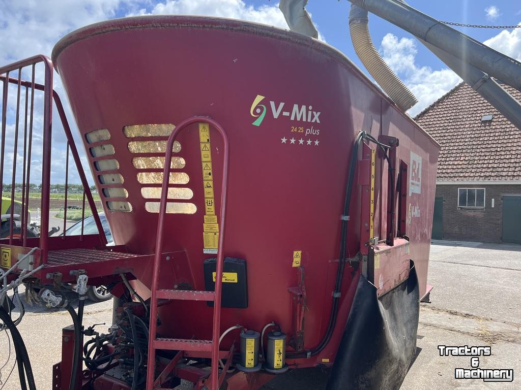 Selbstfahrende Futtermischwagen BVL 2 vijzel voermengwagen
