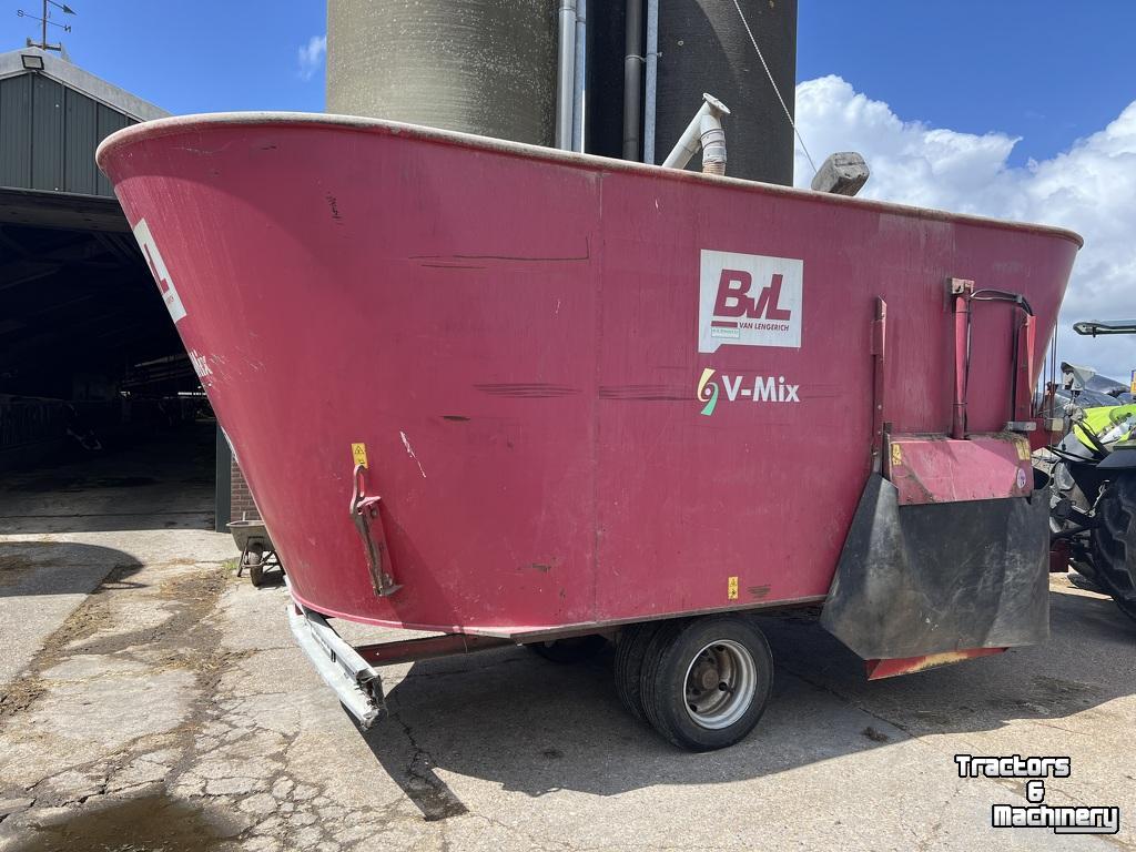 Selbstfahrende Futtermischwagen BVL 2 vijzel voermengwagen