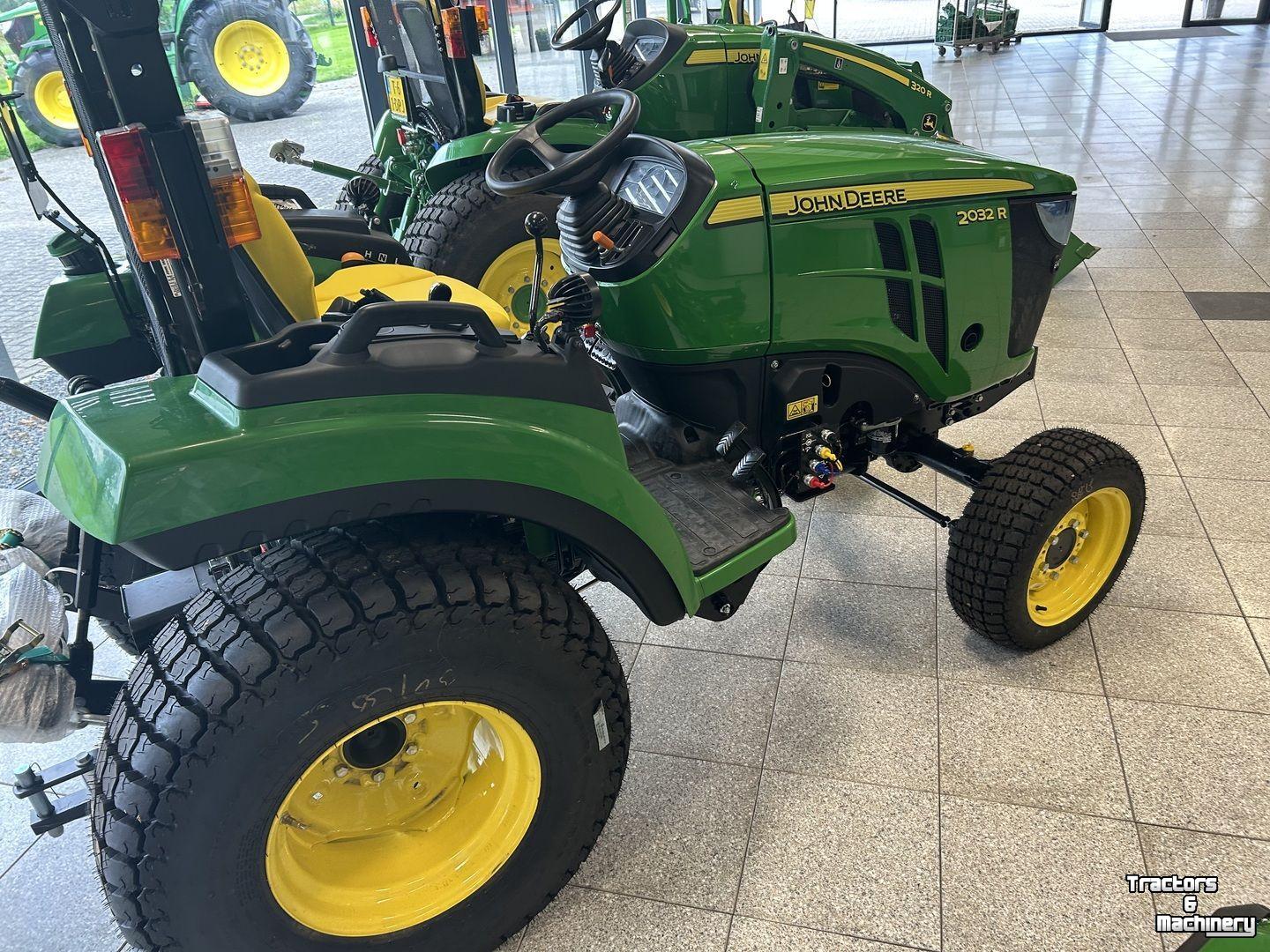 Obsttraktor John Deere 2032R