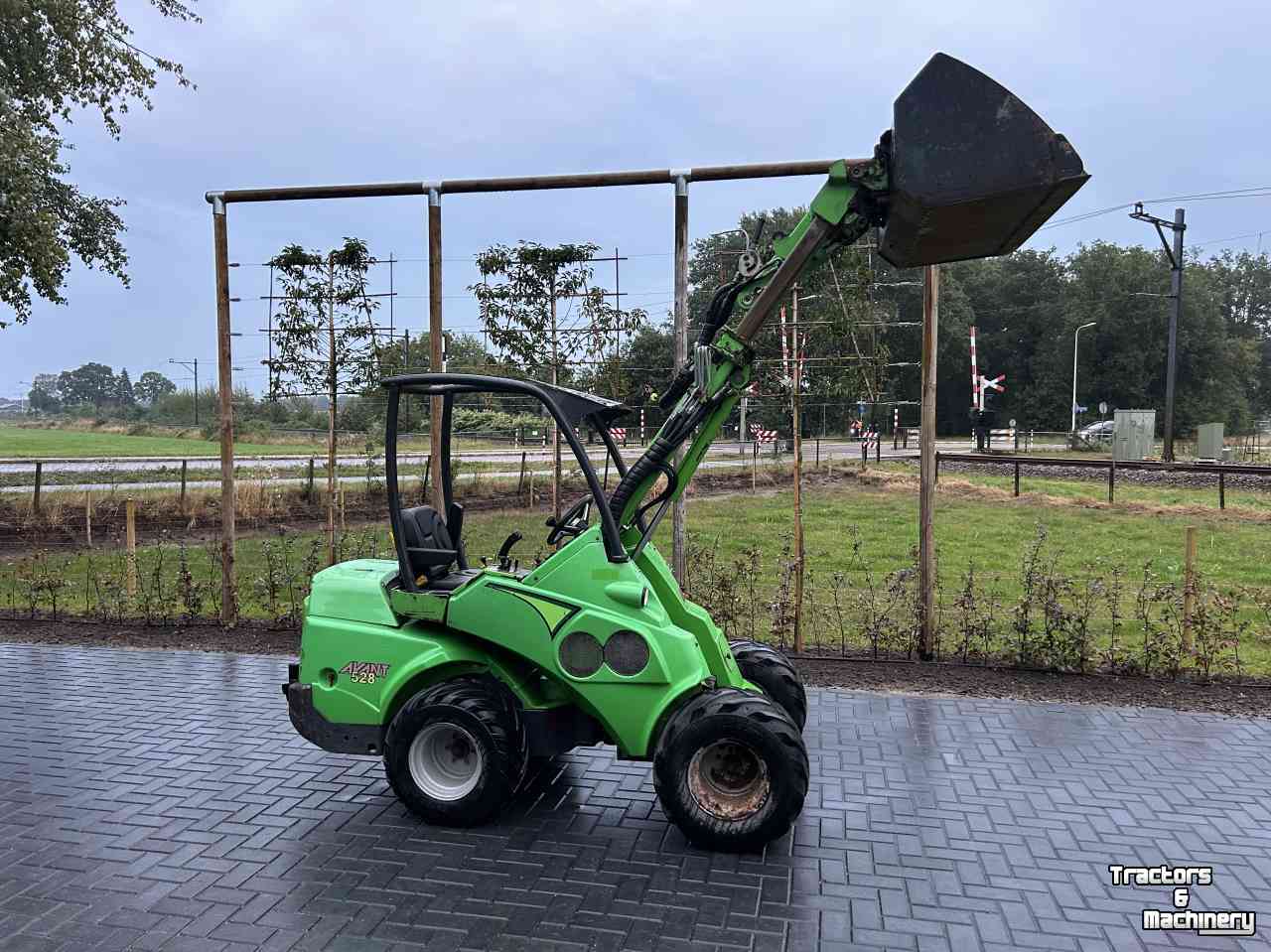 Radlader Avant 528