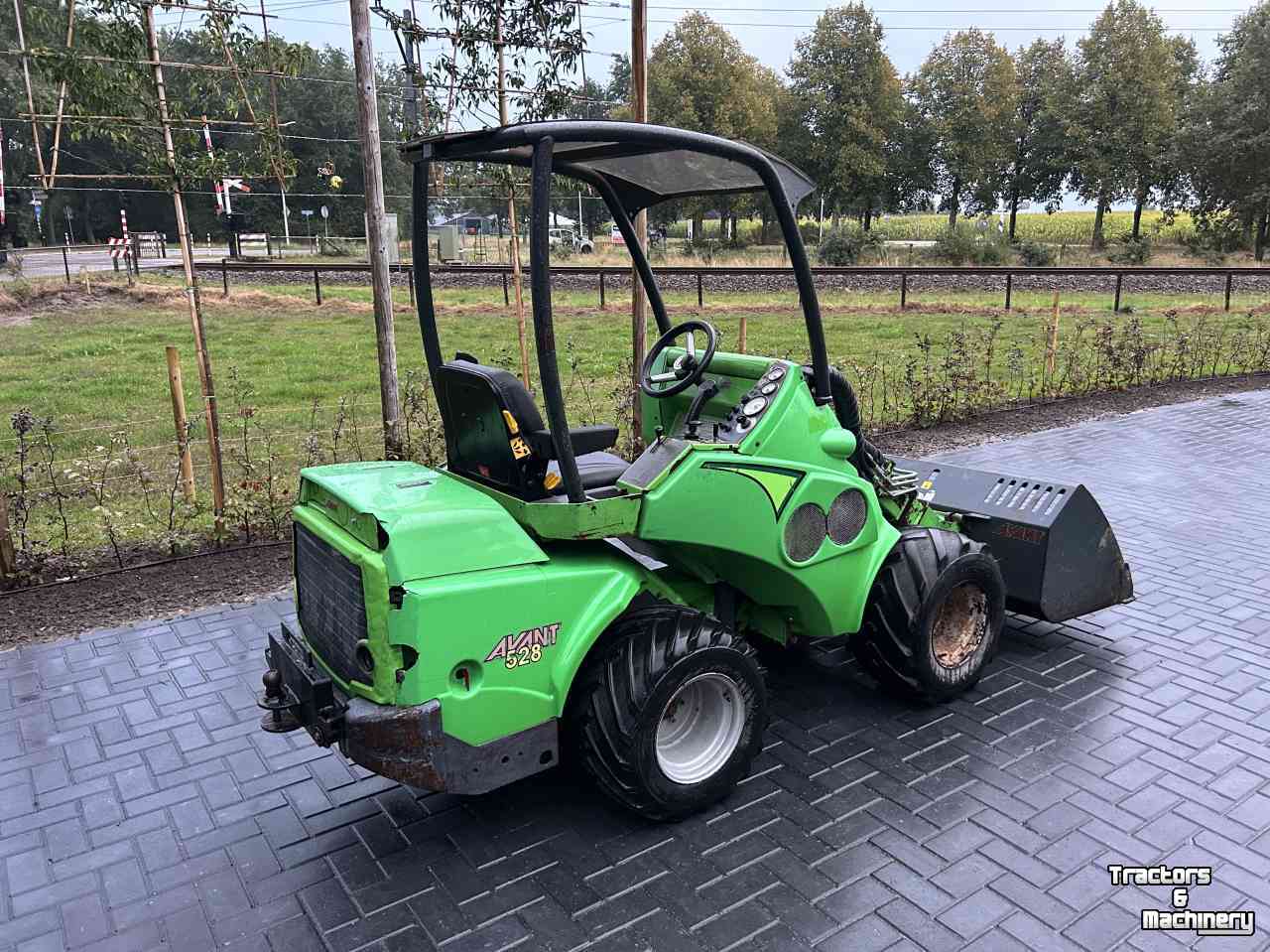 Radlader Avant 528