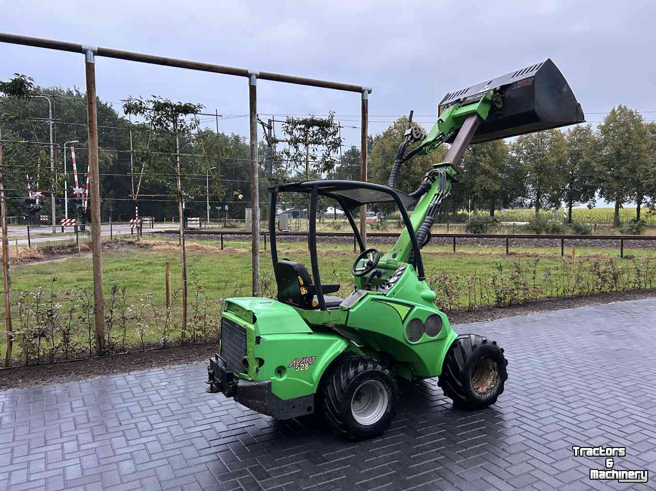 Radlader Avant 528