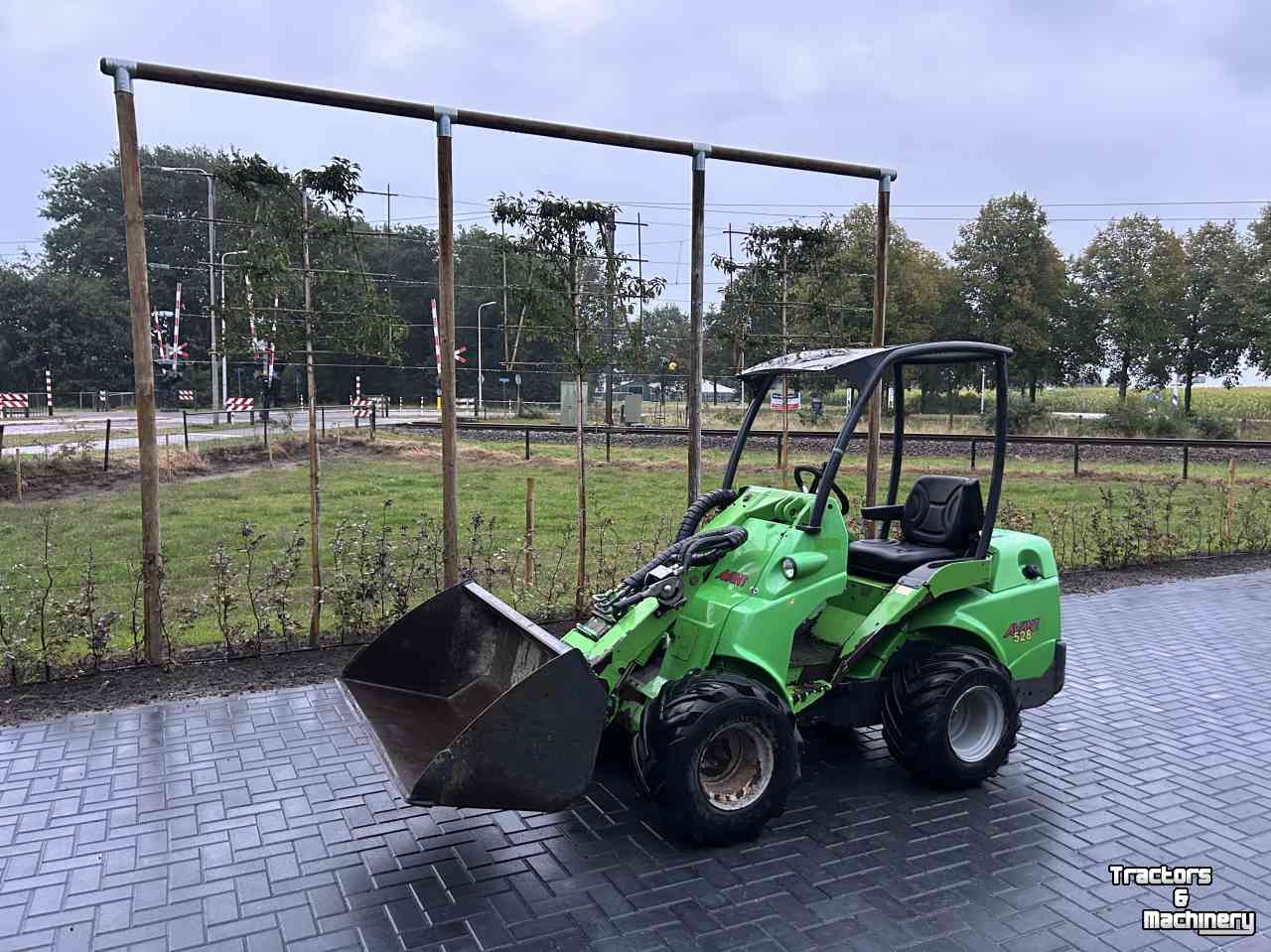 Radlader Avant 528