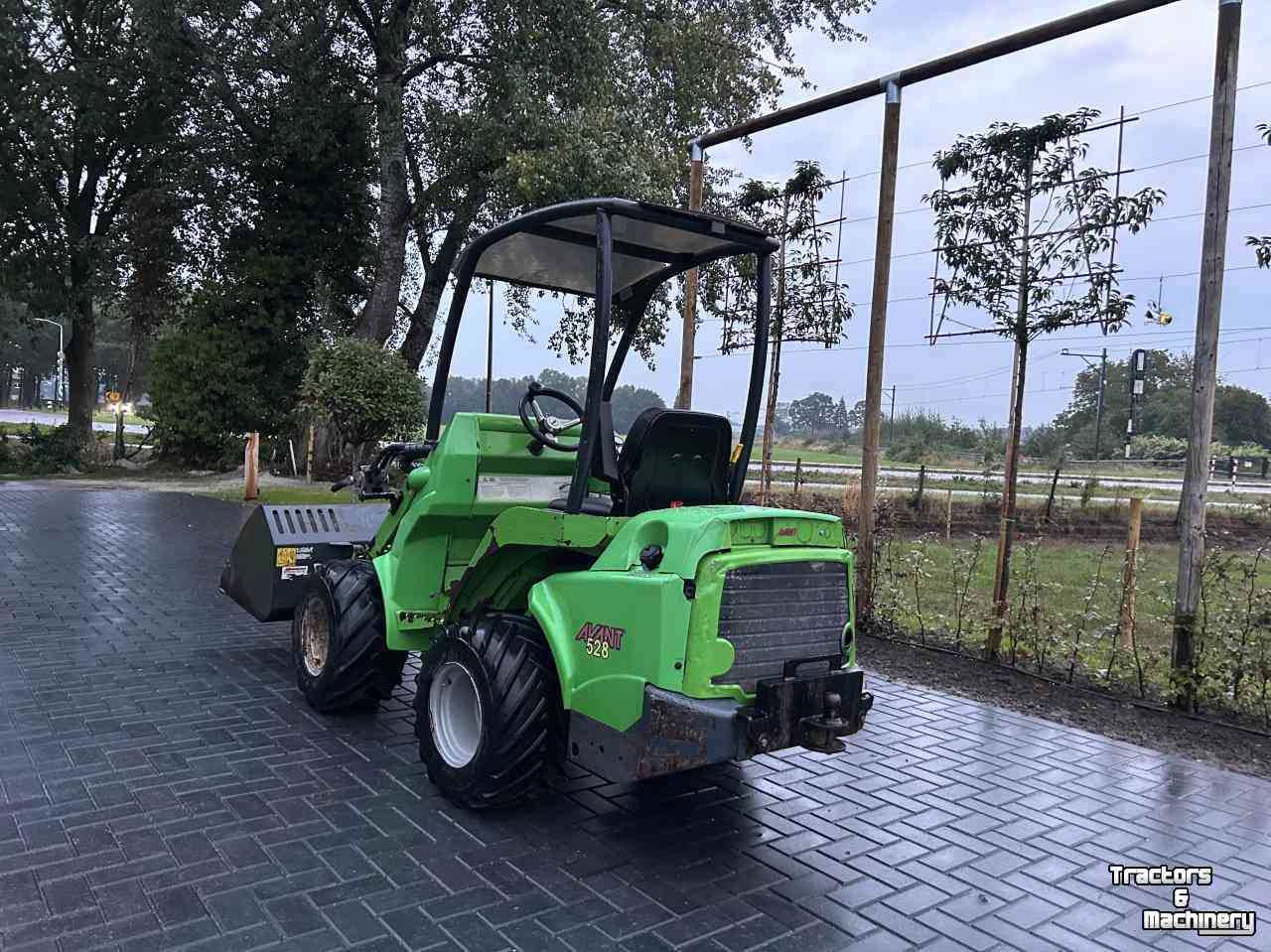 Radlader Avant 528