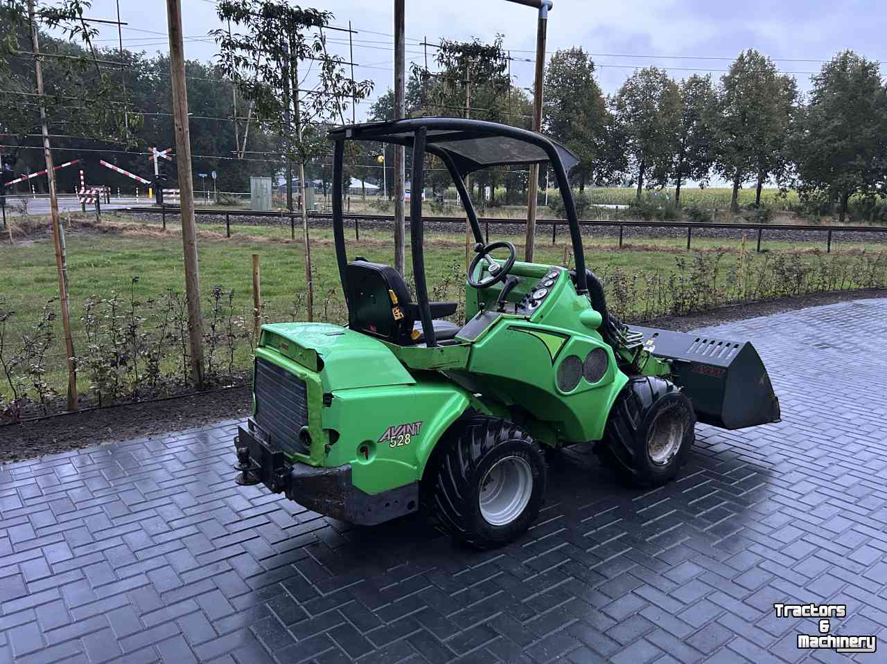 Radlader Avant 528