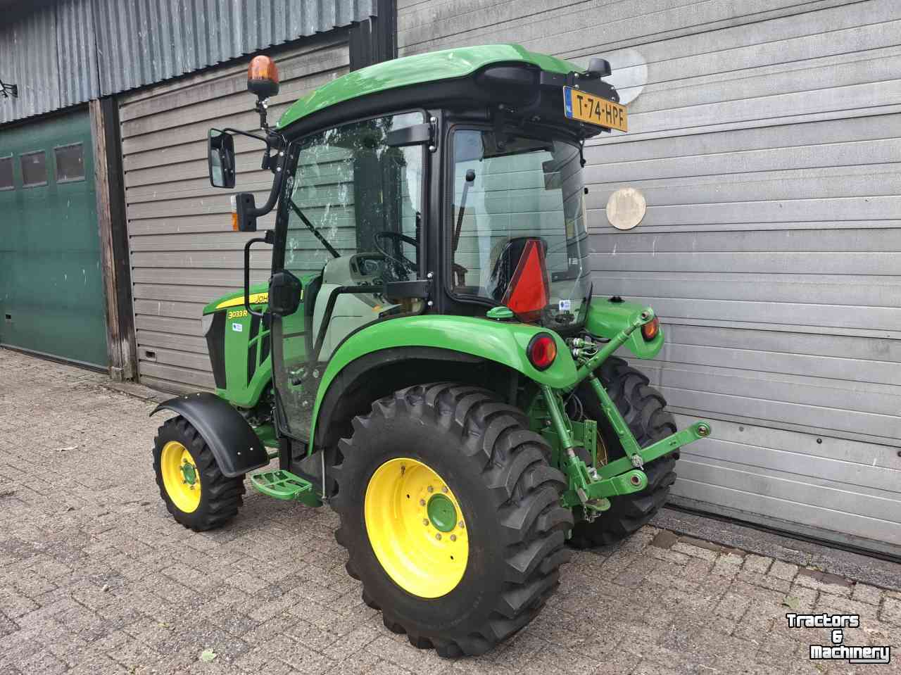 Gartentraktoren John Deere 3033R compact tractor smalspoor hydrostaat tuin en park communal kleine trekker mini