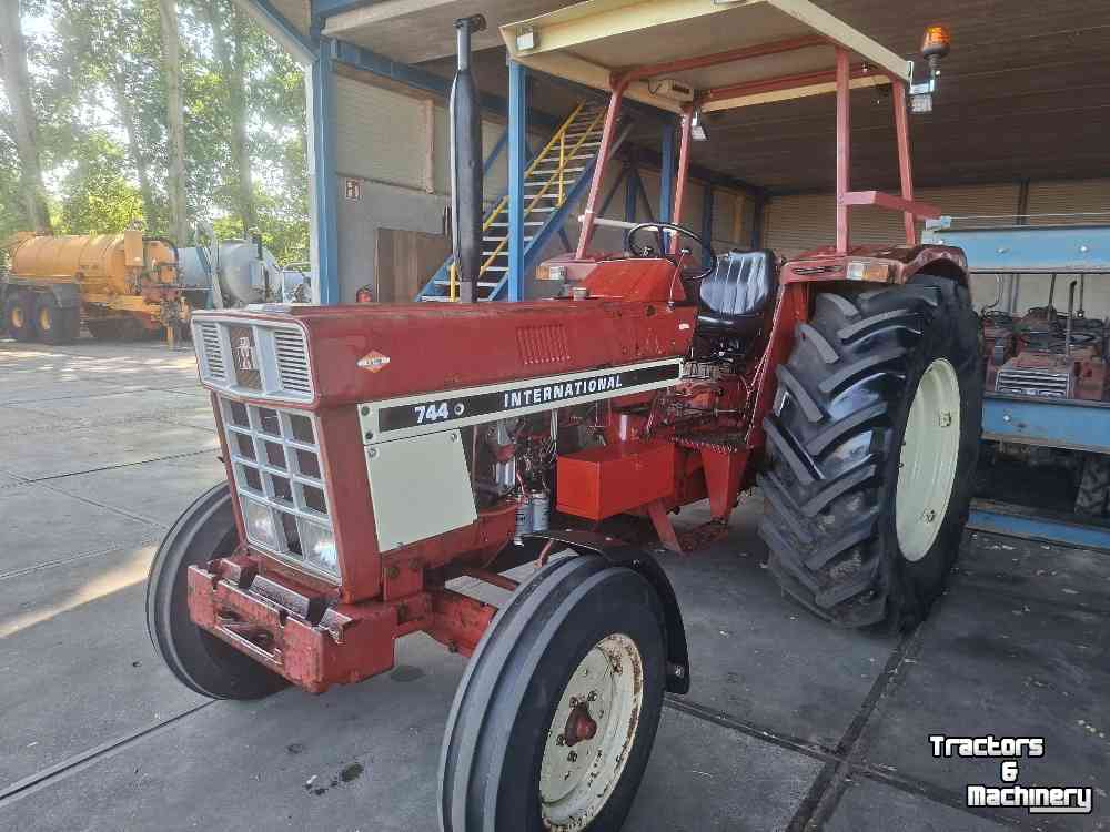 Schlepper / Traktor International 744