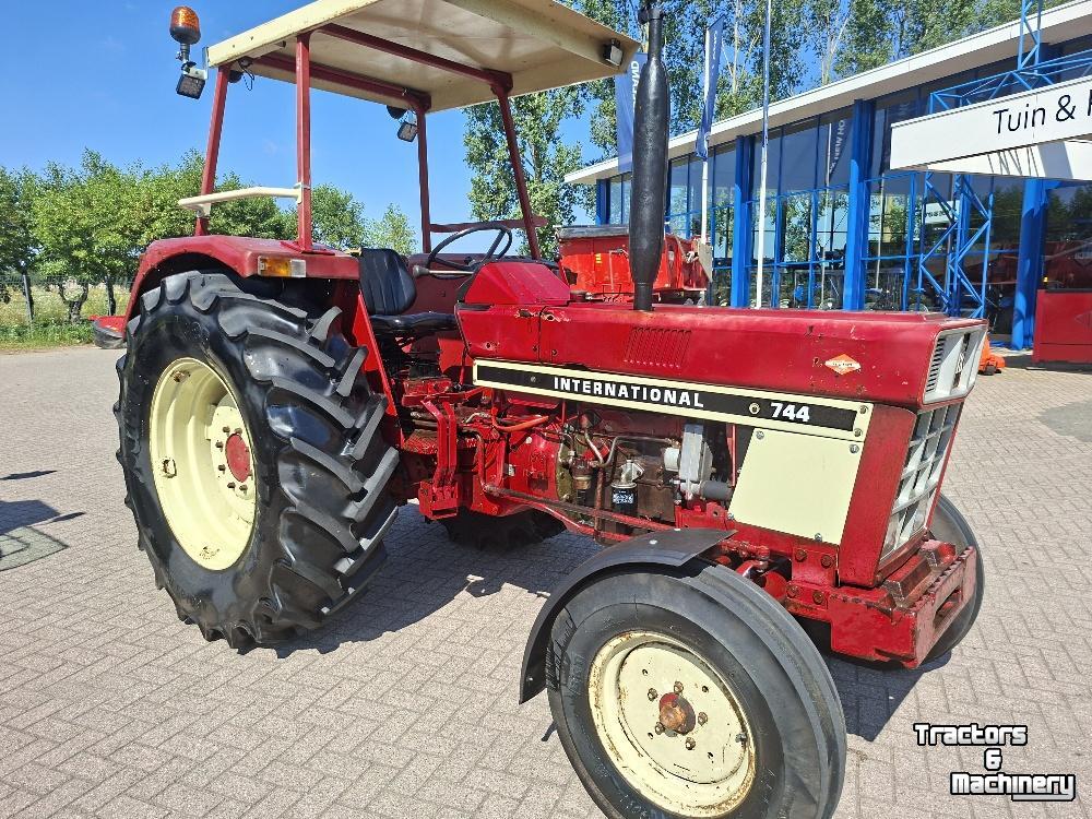 Schlepper / Traktor International INTERNATIONAL 744
