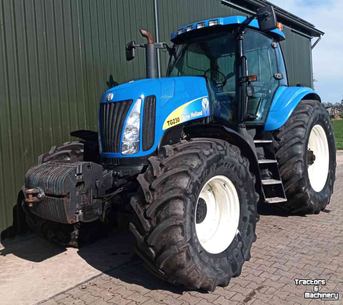 Schlepper / Traktoren New Holland TG230