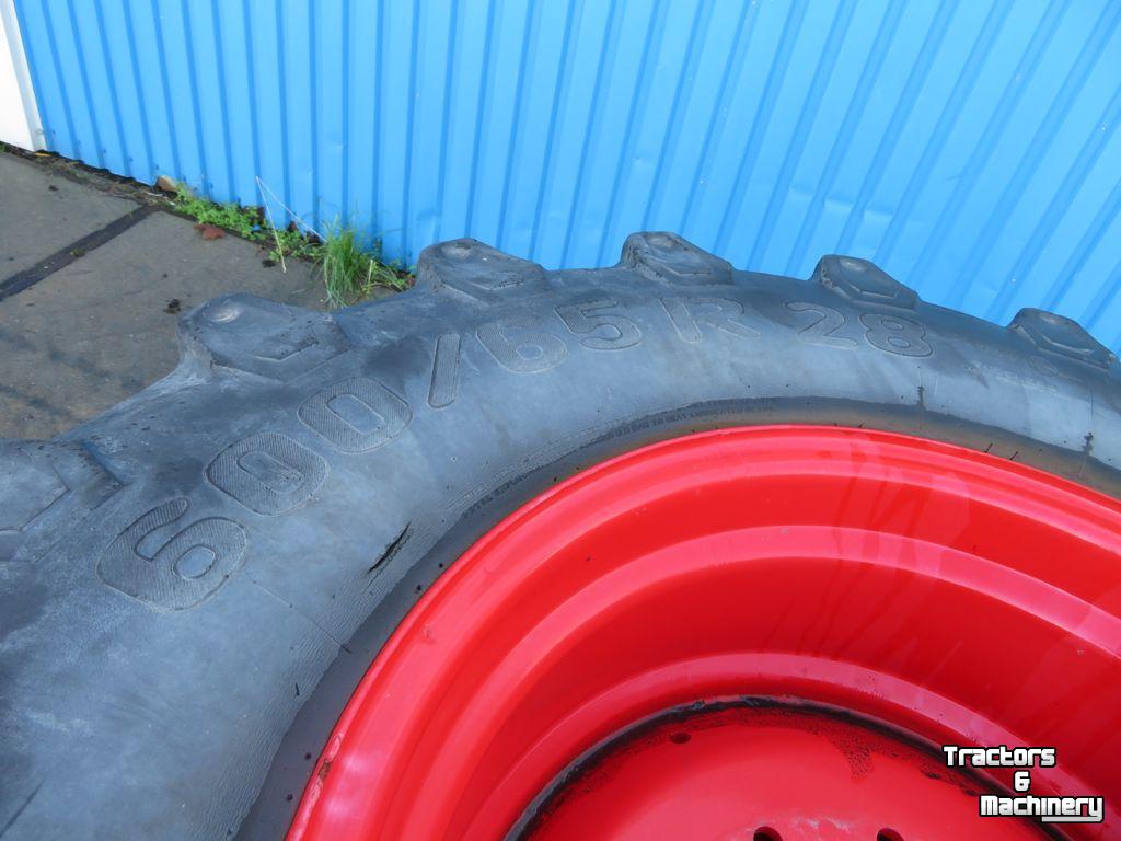 Räder, Reifen, Felgen & Distanzringe Pirelli 600/65R28 Fendt 10 gaats 60%