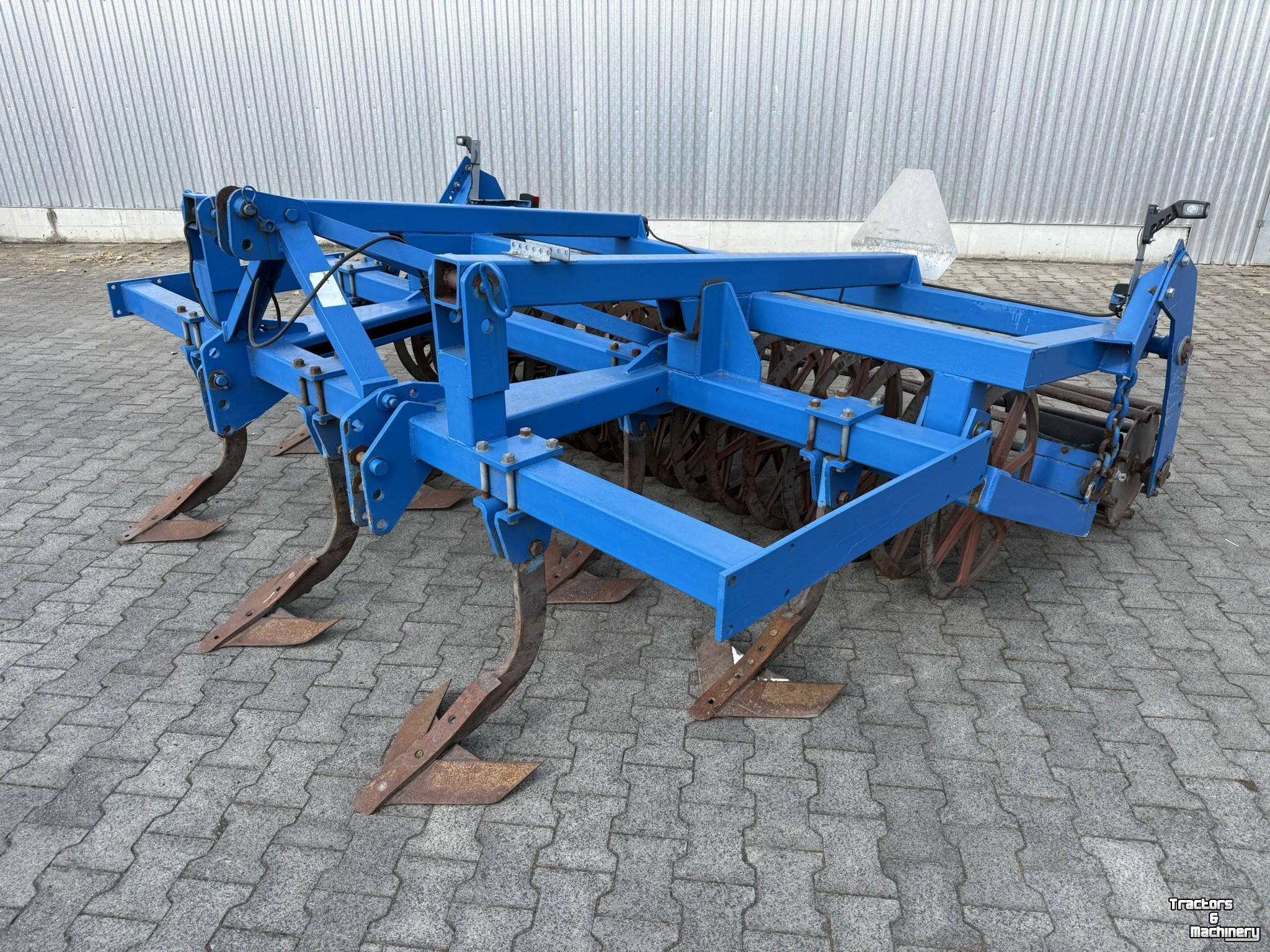 Grubber  Cultivator met pakkerrol