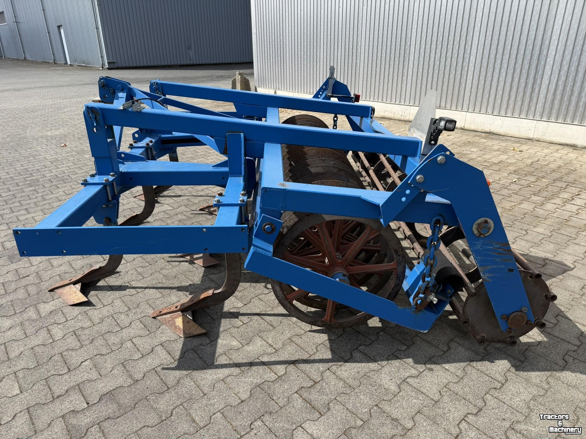 Grubber  Cultivator met pakkerrol